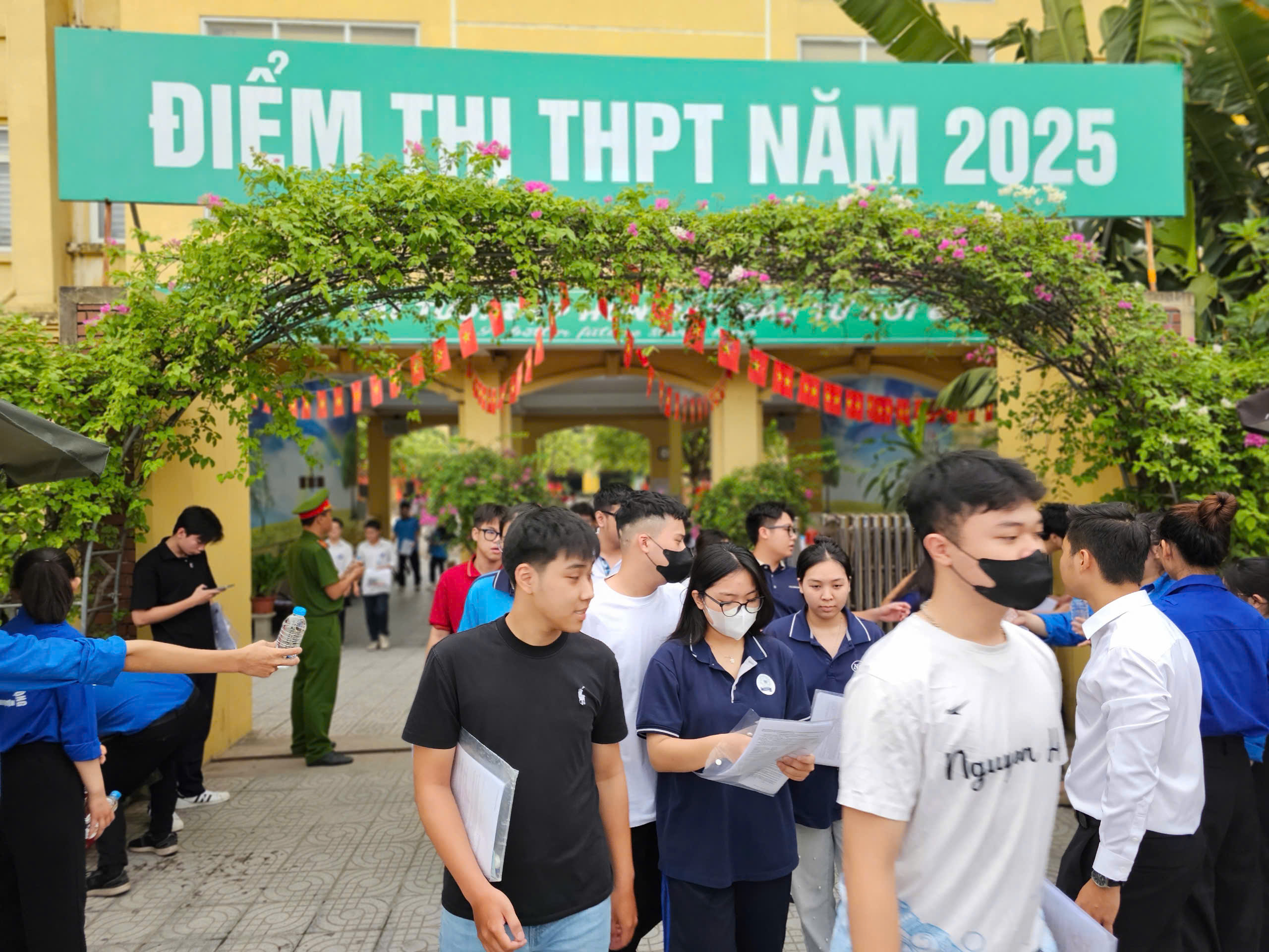 Hơn 1,14 triệu sĩ tử chính thức 'về đích' kỳ thi tốt nghiệp THPT 2025- Ảnh 4. Hơn 1,14 triệu sĩ tử chính thức 'về đích' kỳ thi tốt nghiệp THPT 2025- Ảnh 4.