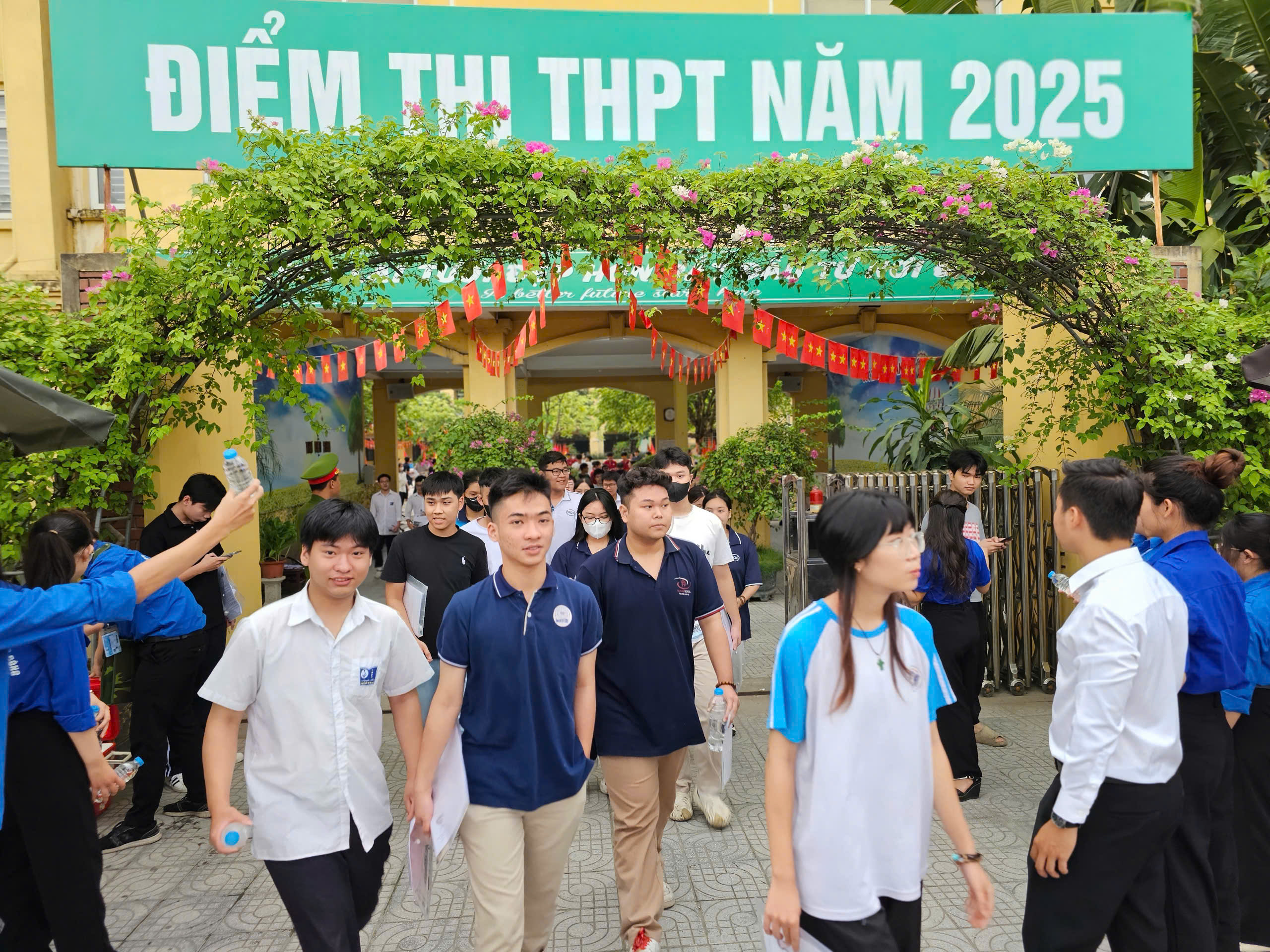 Hơn 1,14 triệu sĩ tử chính thức 'về đích' kỳ thi tốt nghiệp THPT 2025- Ảnh 1. Hơn 1,14 triệu sĩ tử chính thức 'về đích' kỳ thi tốt nghiệp THPT 2025- Ảnh 1.