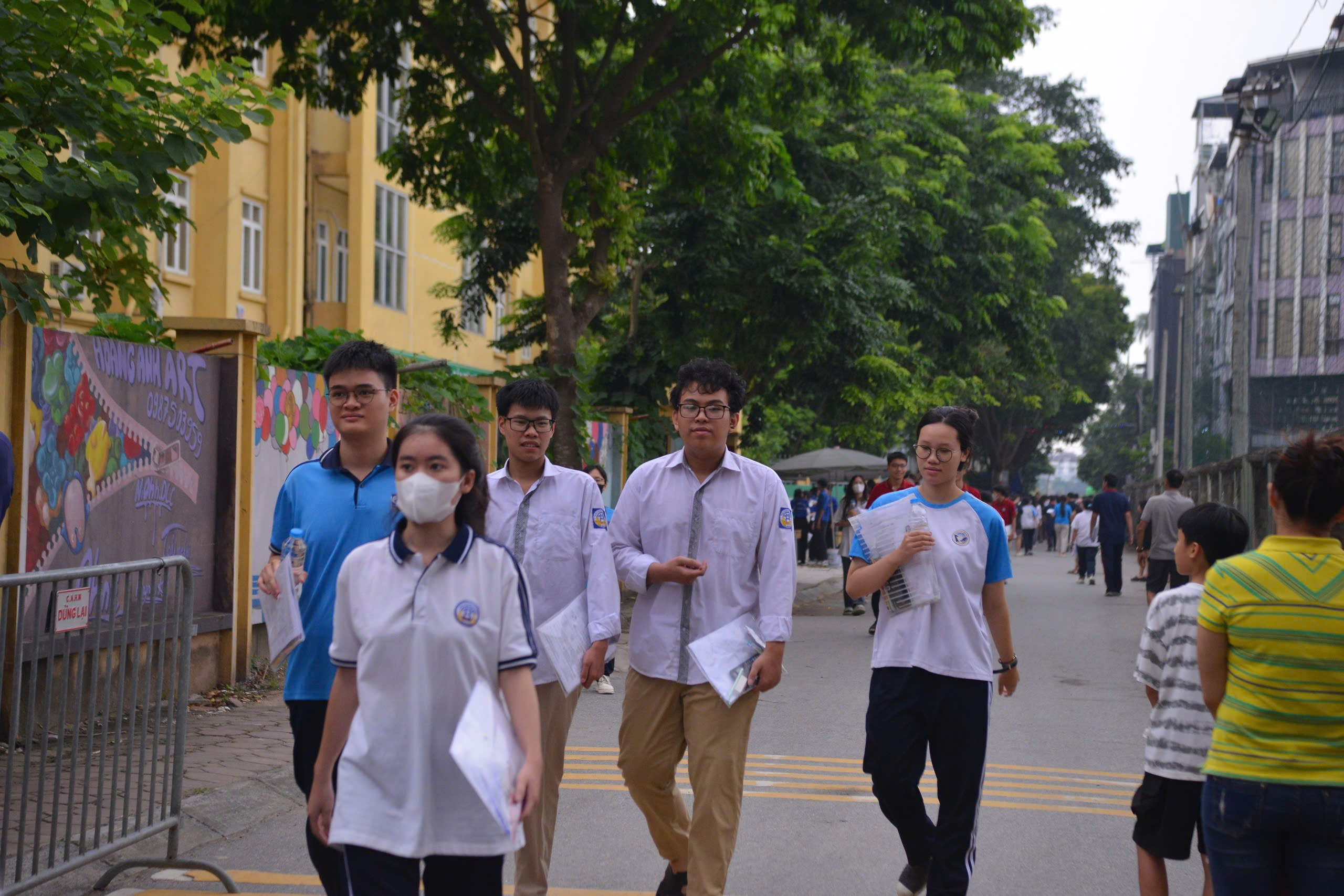 Hơn 1,14 triệu sĩ tử chính thức 'về đích' kỳ thi tốt nghiệp THPT 2025- Ảnh 5. Hơn 1,14 triệu sĩ tử chính thức 'về đích' kỳ thi tốt nghiệp THPT 2025- Ảnh 5.