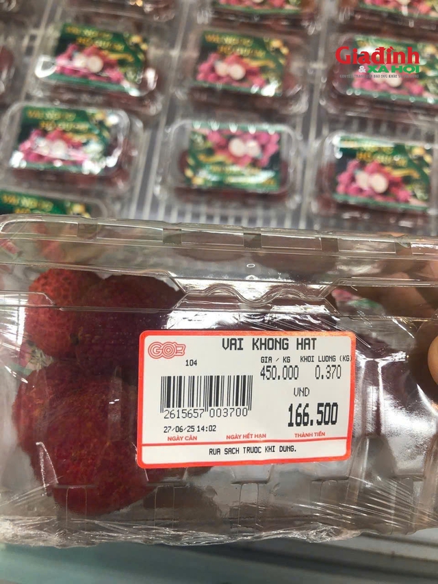 Loại vải giá bán hơn nửa triệu/kg: Cung không đủ cầu, dân Hà thành xếp hàng đợi mua- Ảnh 2. Loại vải giá bán hơn nửa triệu/kg: Cung không đủ cầu, dân Hà thành xếp hàng đợi mua- Ảnh 2.