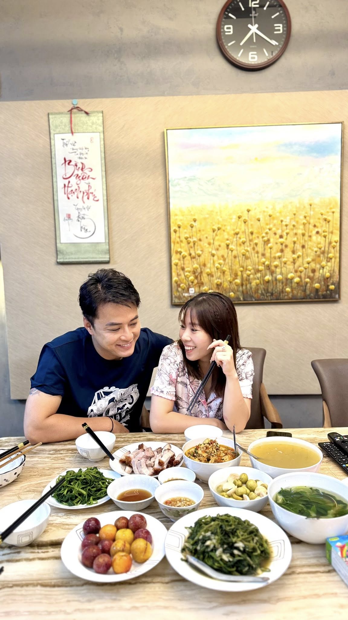 Vợ Hồng Đăng khoe bữa cơm ấm cúng, chỉ một chi tiết khán giả ai cũng khen đảm- Ảnh 1. Vợ Hồng Đăng khoe bữa cơm ấm cúng, chỉ một chi tiết khán giả ai cũng khen đảm- Ảnh 1.