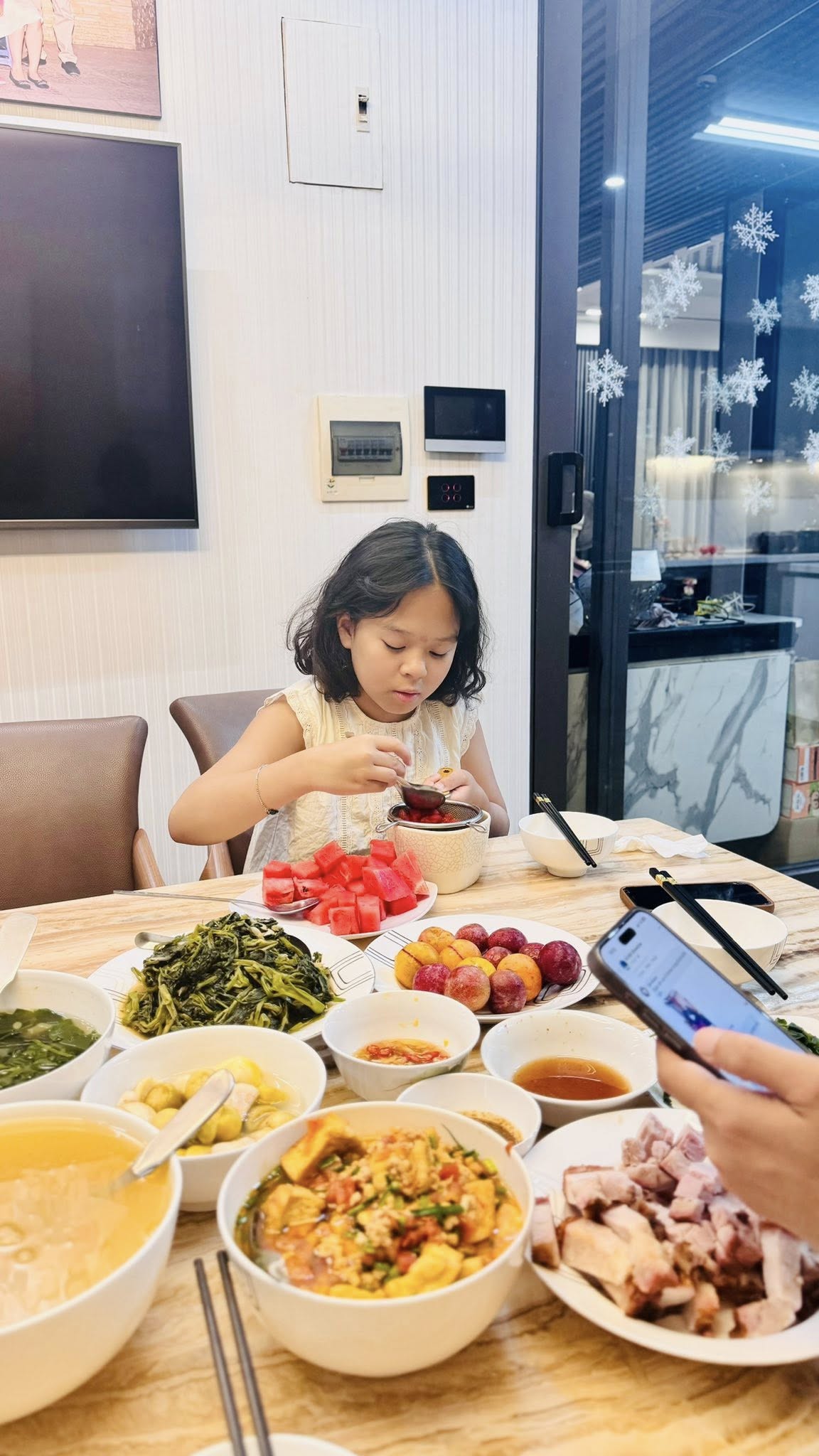 Vợ Hồng Đăng khoe bữa cơm ấm cúng, chỉ một chi tiết khán giả ai cũng khen đảm- Ảnh 2. Vợ Hồng Đăng khoe bữa cơm ấm cúng, chỉ một chi tiết khán giả ai cũng khen đảm- Ảnh 2.
