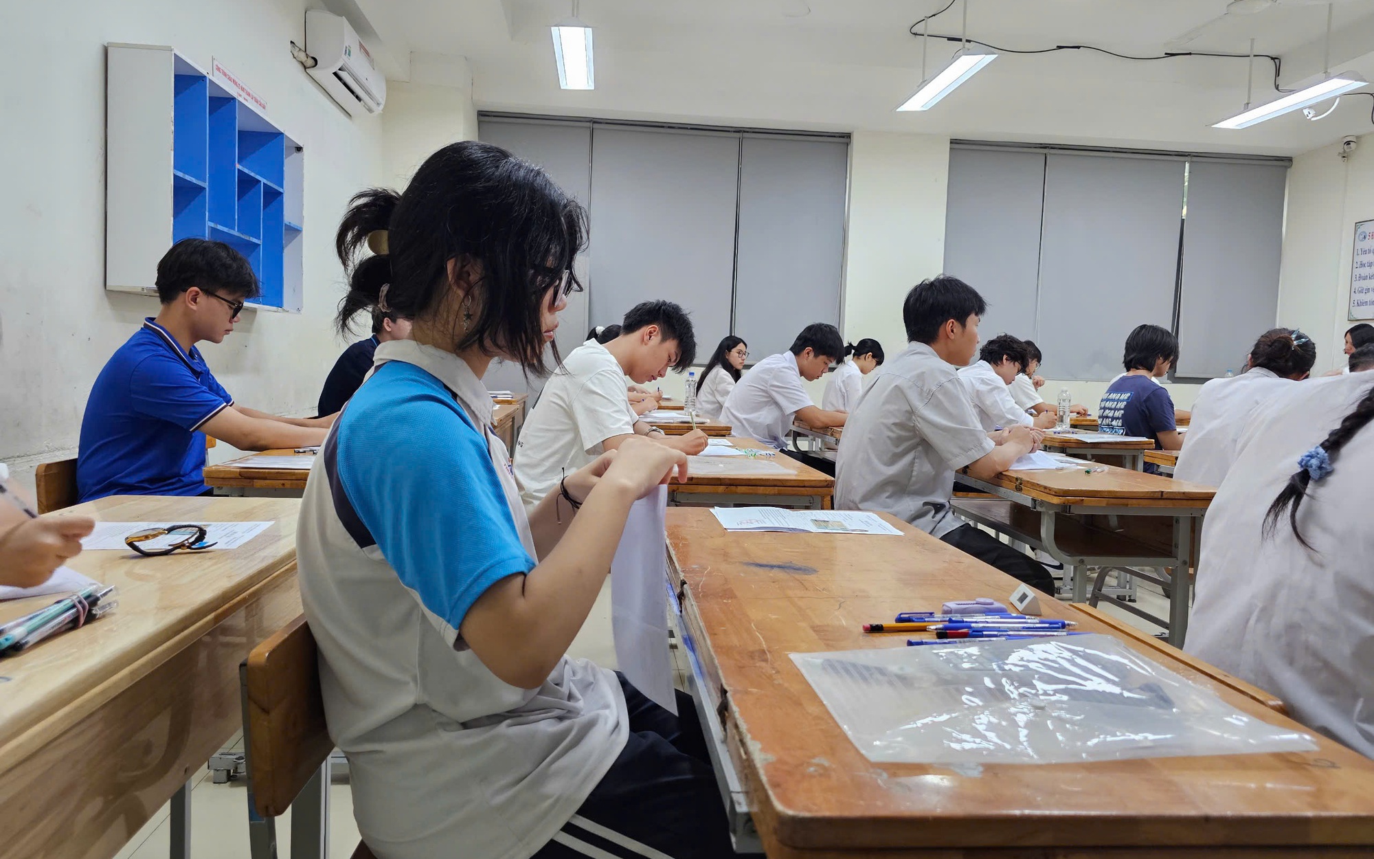 Đề thi tốt nghiệp THPT 2025: Thách thức &quot;vượt ngưỡng&quot; từ Toán và Tiếng Anh