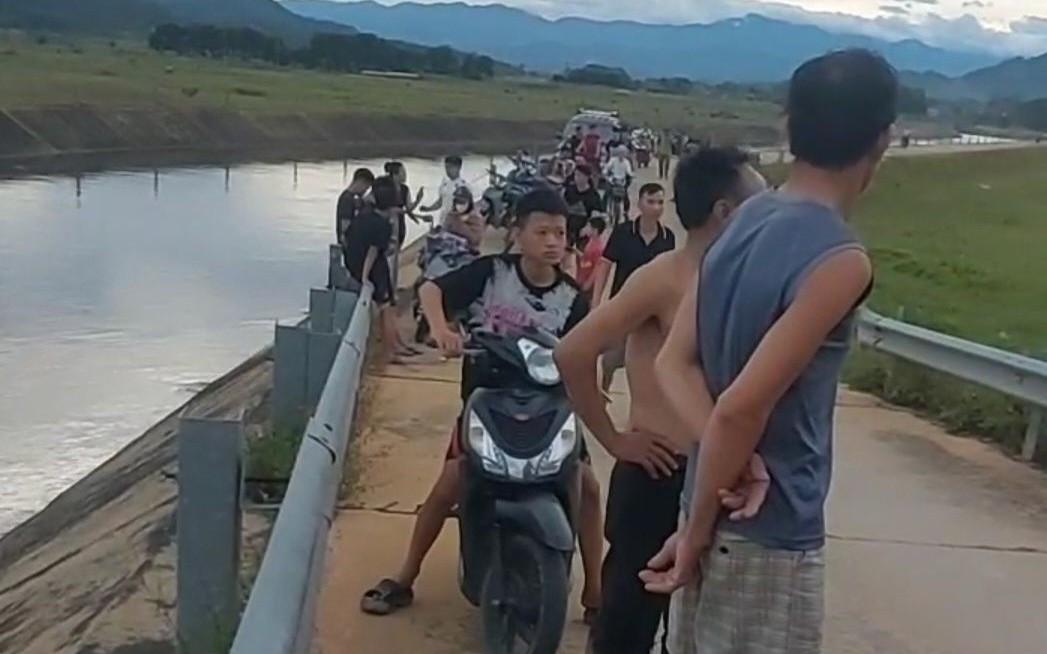 Lao xuống kênh cứu em, hai anh em ruột đuối nước thương tâm