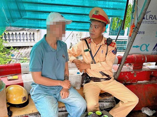 Kịp thời khuyên nhủ nam thanh niên bỏ ý định dại dột trên cầu Chương Dương- Ảnh 1. Kịp thời khuyên nhủ nam thanh niên bỏ ý định dại dột trên cầu Chương Dương- Ảnh 1.