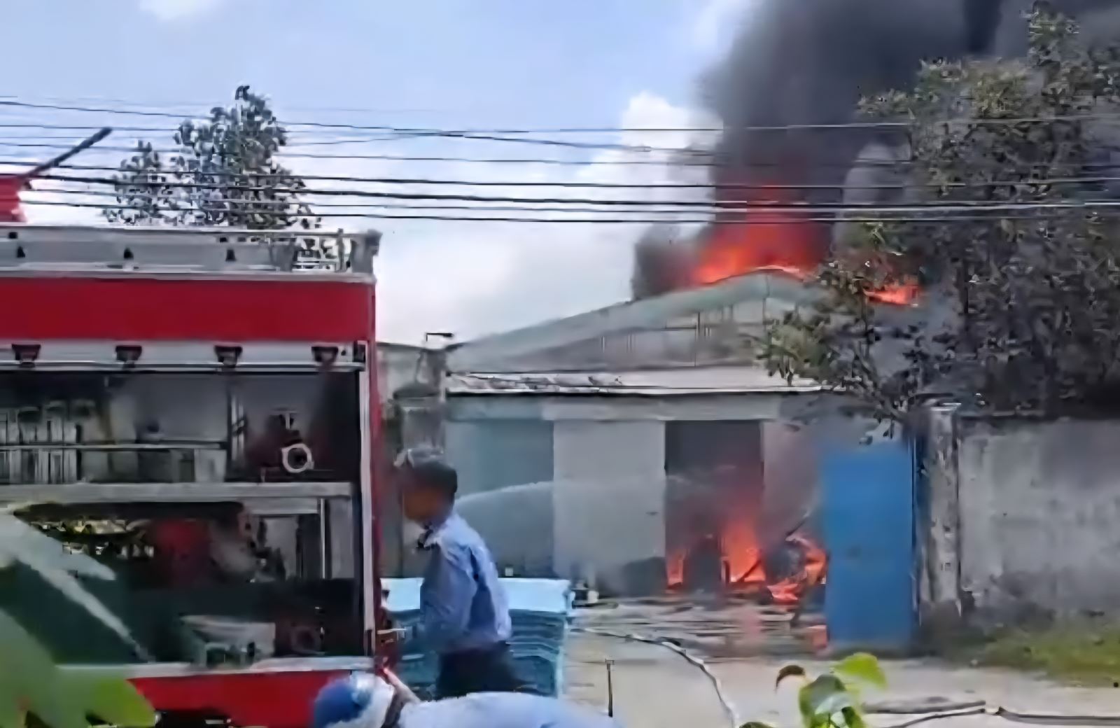 TP Hồ Chí Minh: Khống chế vụ cháy lớn trong Khu công nghiệp Tân Phú Trung- Ảnh 1. TP Hồ Chí Minh: Khống chế vụ cháy lớn trong Khu công nghiệp Tân Phú Trung- Ảnh 1.