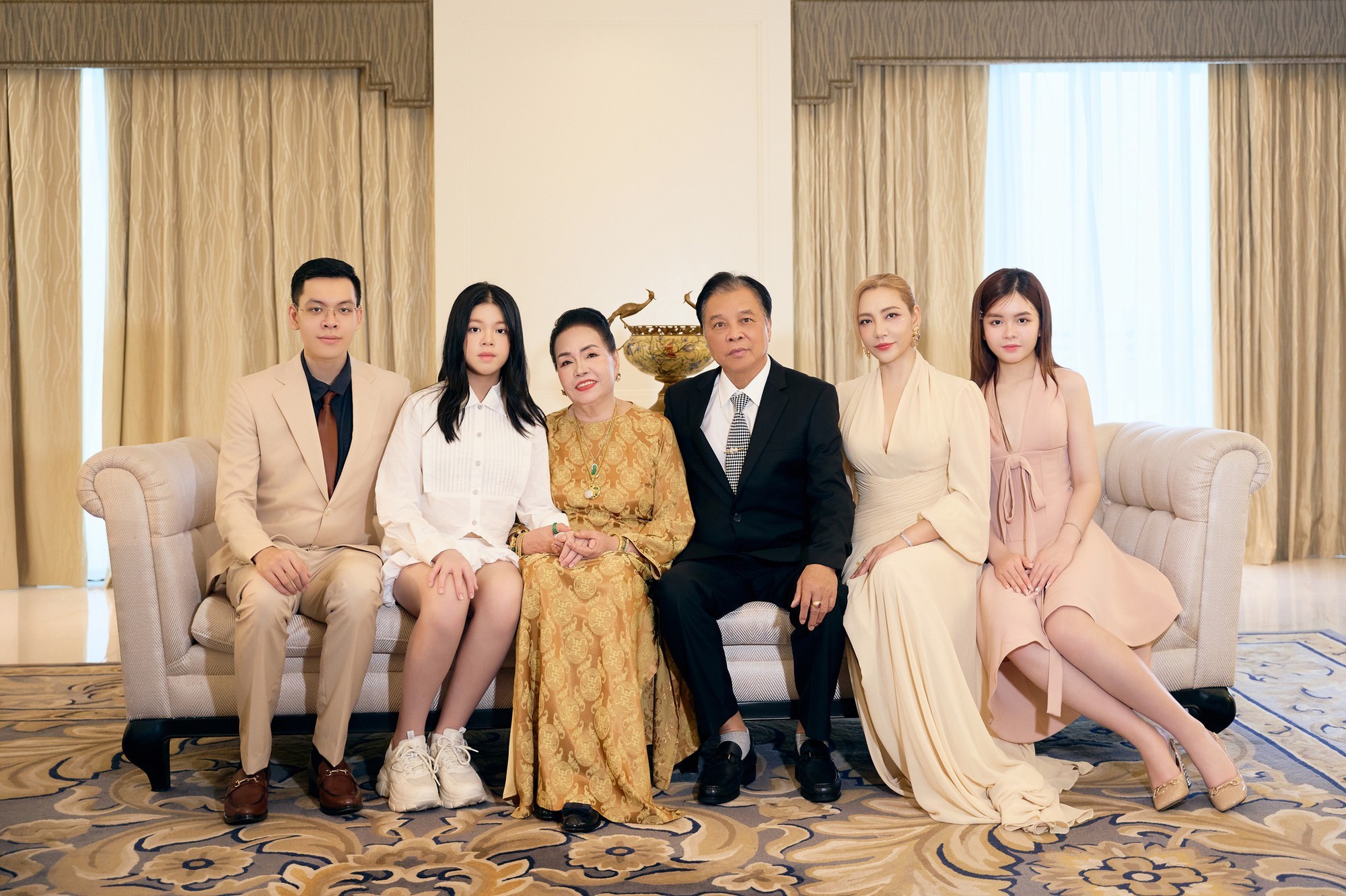 Nhan sắc khó tin của chị gái Hồ Quỳnh Hương ở tuổi ngoài 50- Ảnh 7. Nhan sắc khó tin của chị gái Hồ Quỳnh Hương ở tuổi ngoài 50- Ảnh 7.
