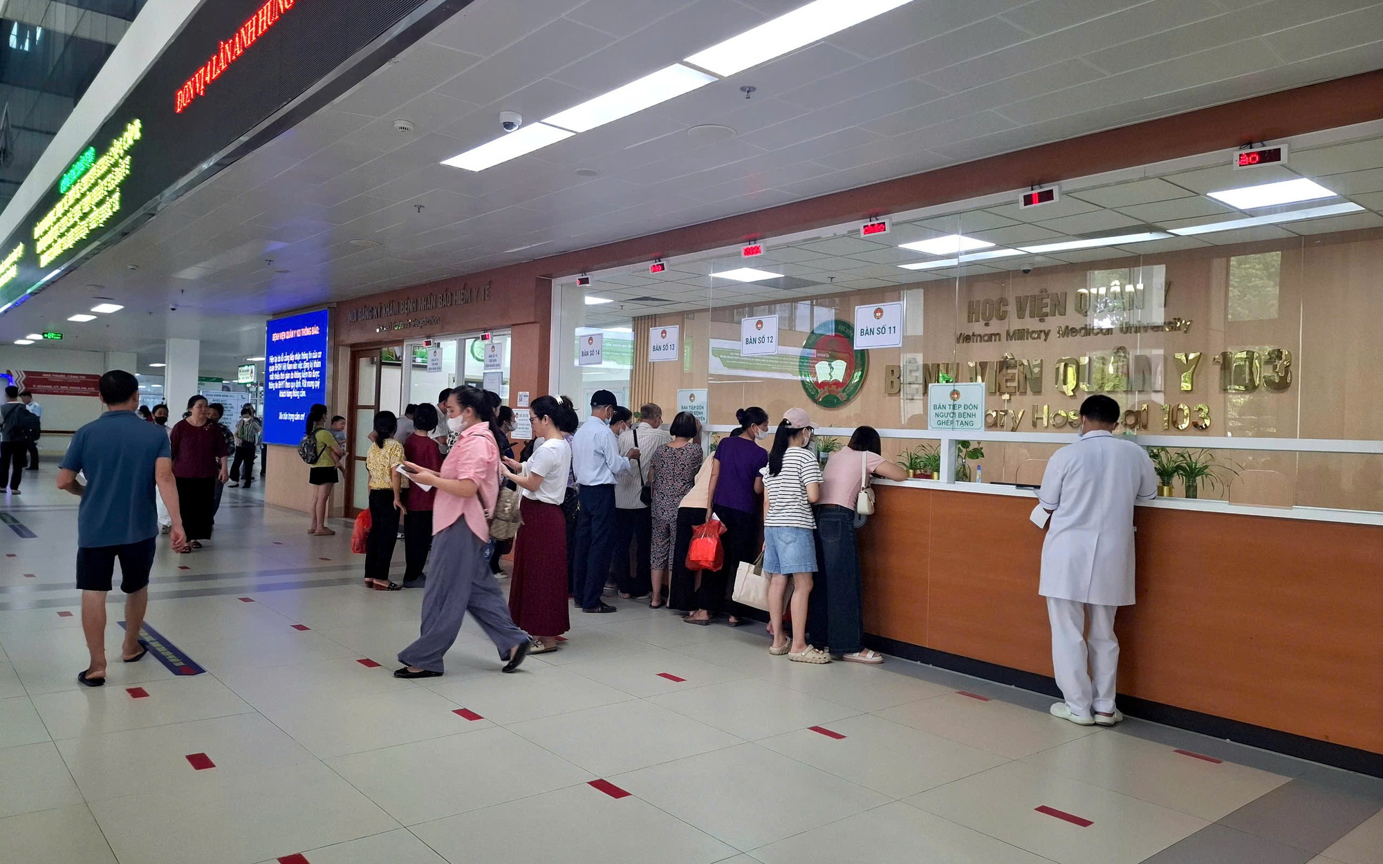 Dùng thẻ BHYT điện tử, người dân thuận lợi hơn trong việc đăng ký khám chữa bệnh