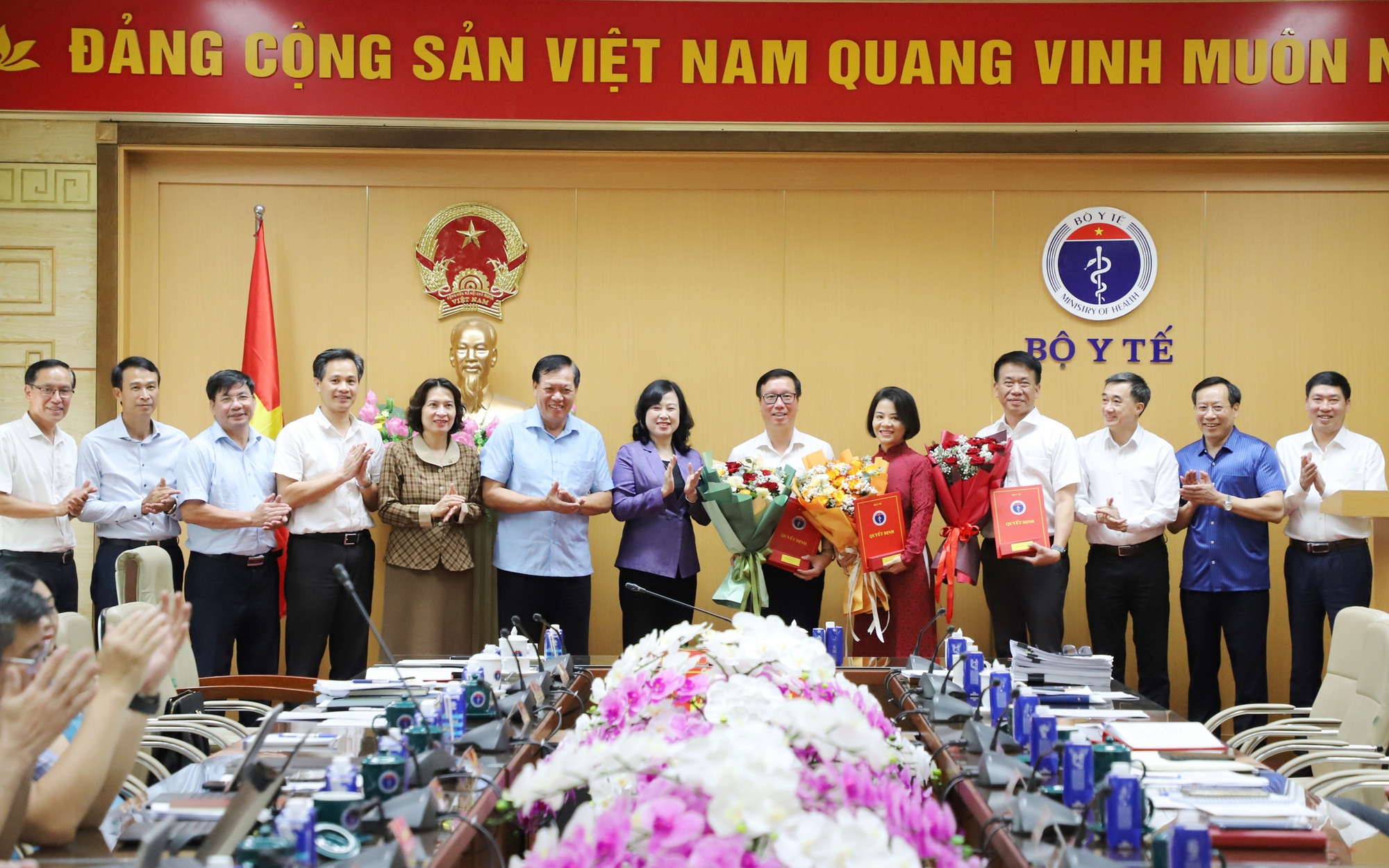 Bộ trưởng Bộ Y tế trao quyết định điều động, tiếp nhận và bổ nhiệm lãnh đạo một số đơn vị