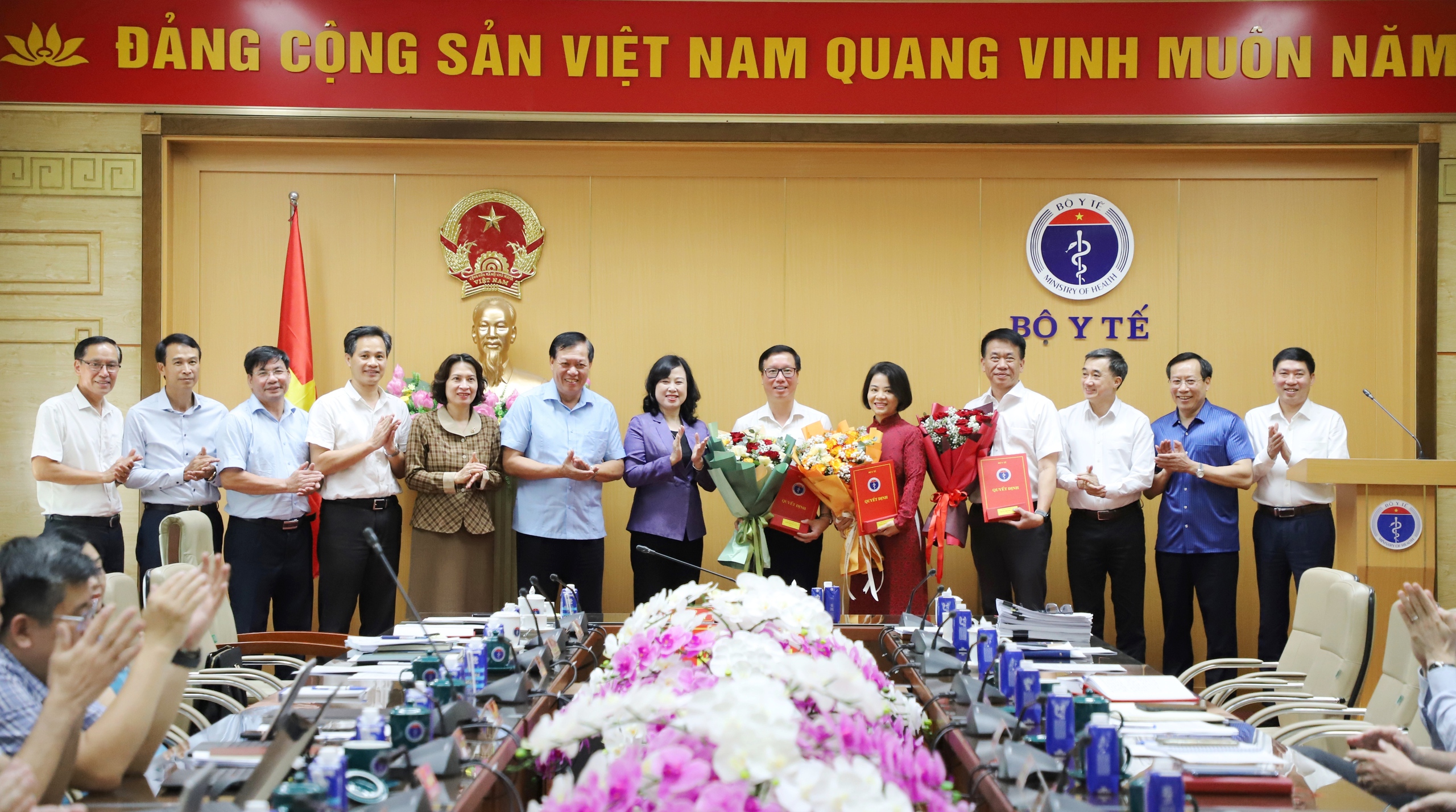 Bộ trưởng Bộ Y tế trao quyết định điều động, tiếp nhận và bổ nhiệm lãnh đạo một số đơn vị- Ảnh 1. Bộ trưởng Bộ Y tế trao quyết định điều động, tiếp nhận và bổ nhiệm lãnh đạo một số đơn vị- Ảnh 1.