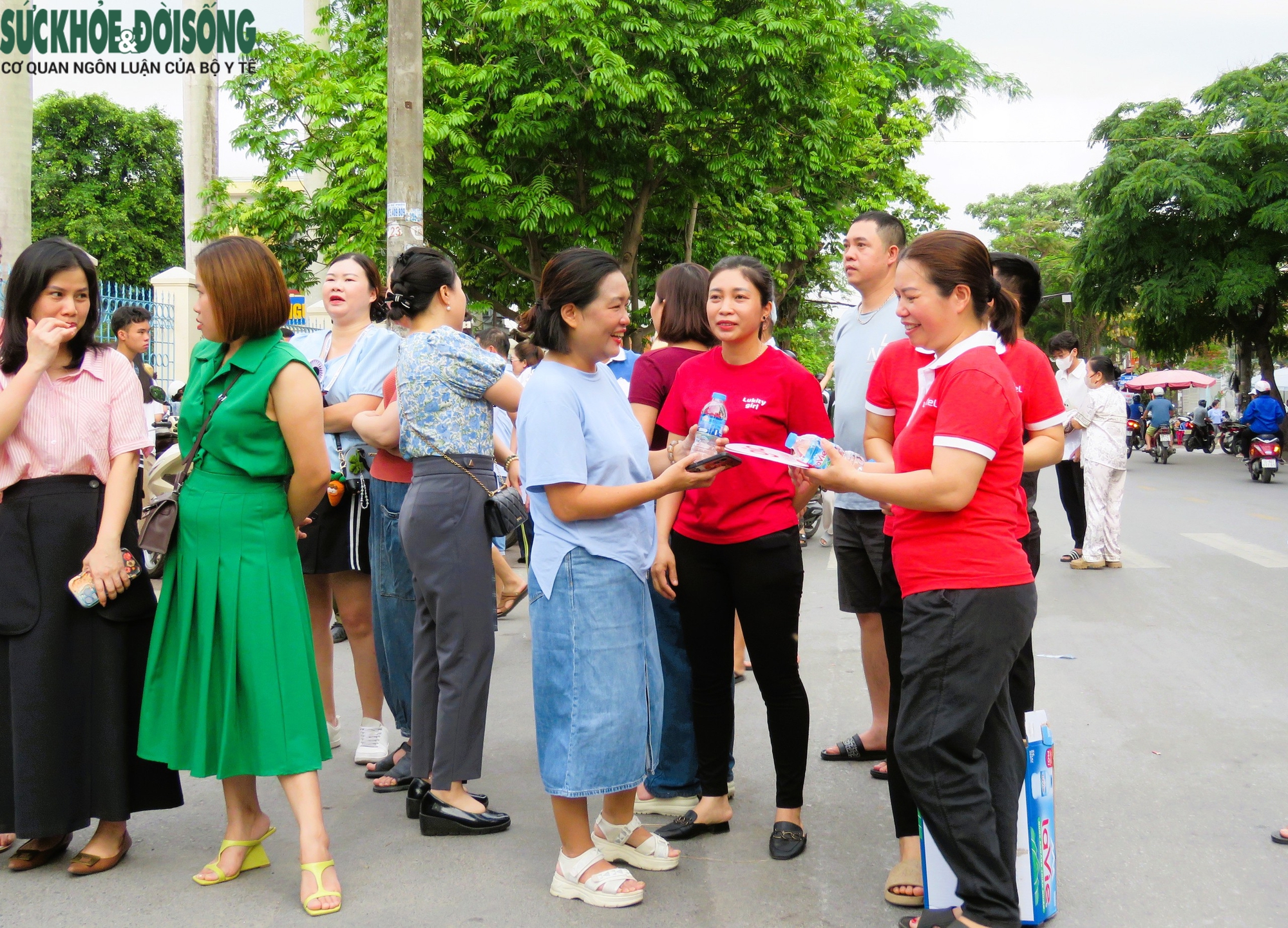 Ngày đầu thi vào lớp 10 công lập tại Hải Phòng: Nhiều thí sinh đến nhầm điểm thi- Ảnh 7. Ngày đầu thi vào lớp 10 công lập tại Hải Phòng: Nhiều thí sinh đến nhầm điểm thi- Ảnh 7.