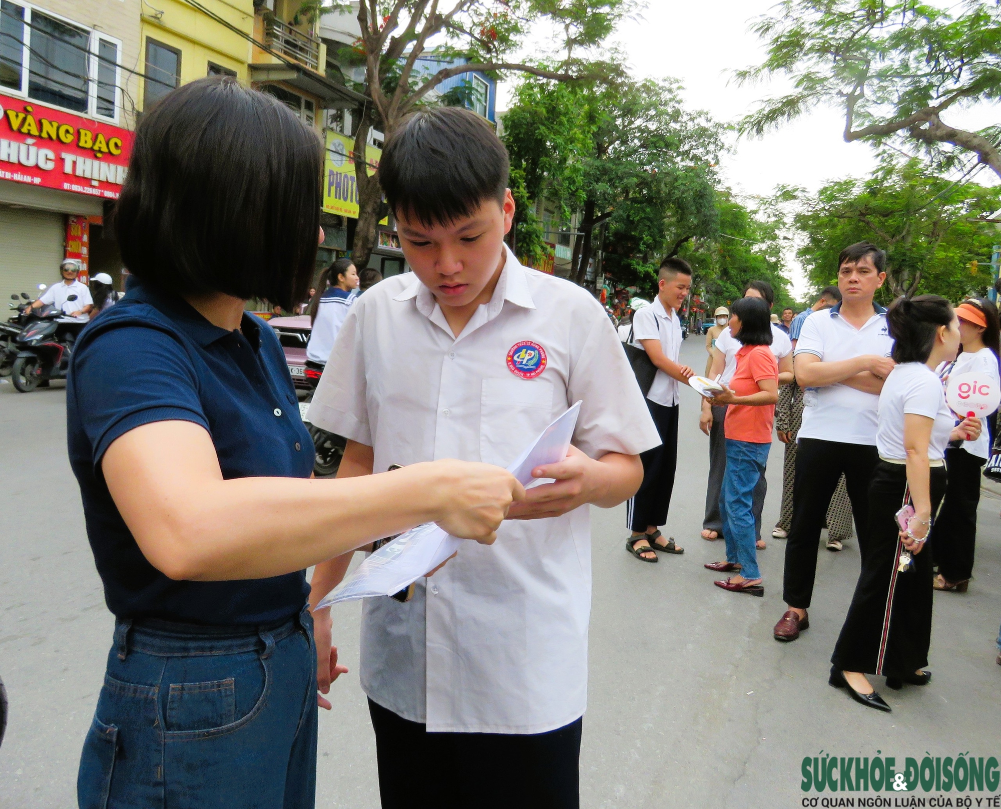 Ngày đầu thi vào lớp 10 công lập tại Hải Phòng: Nhiều thí sinh đến nhầm điểm thi- Ảnh 6. Ngày đầu thi vào lớp 10 công lập tại Hải Phòng: Nhiều thí sinh đến nhầm điểm thi- Ảnh 6.
