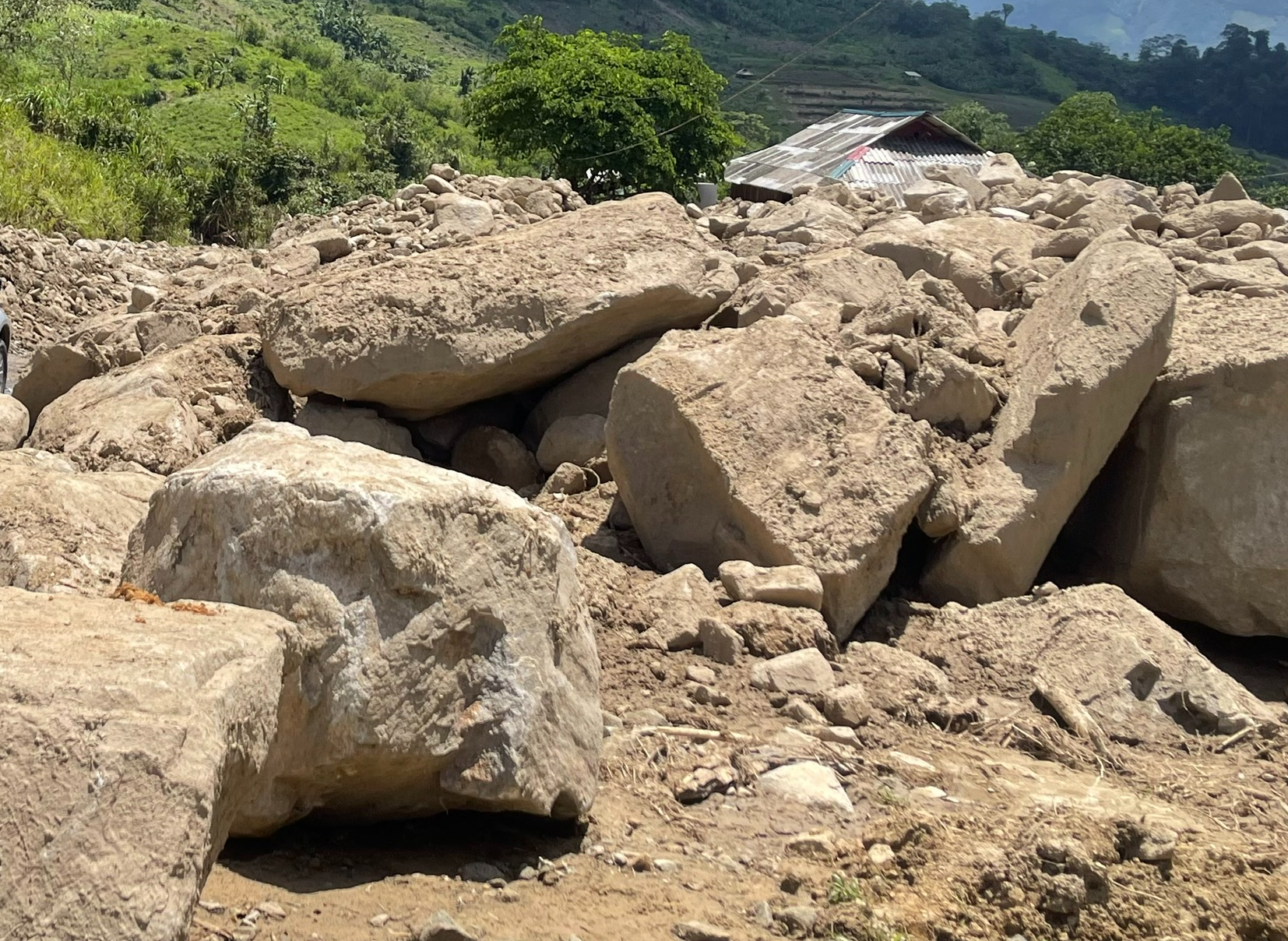 Vùng biên Nghệ An ngổn ngang sau lũ quét: Đất đá vùi lấp, nhà cửa đổ sập, cầu đường chia cắt- Ảnh 9. Vùng biên Nghệ An ngổn ngang sau lũ quét: Đất đá vùi lấp, nhà cửa đổ sập, cầu đường chia cắt- Ảnh 9.