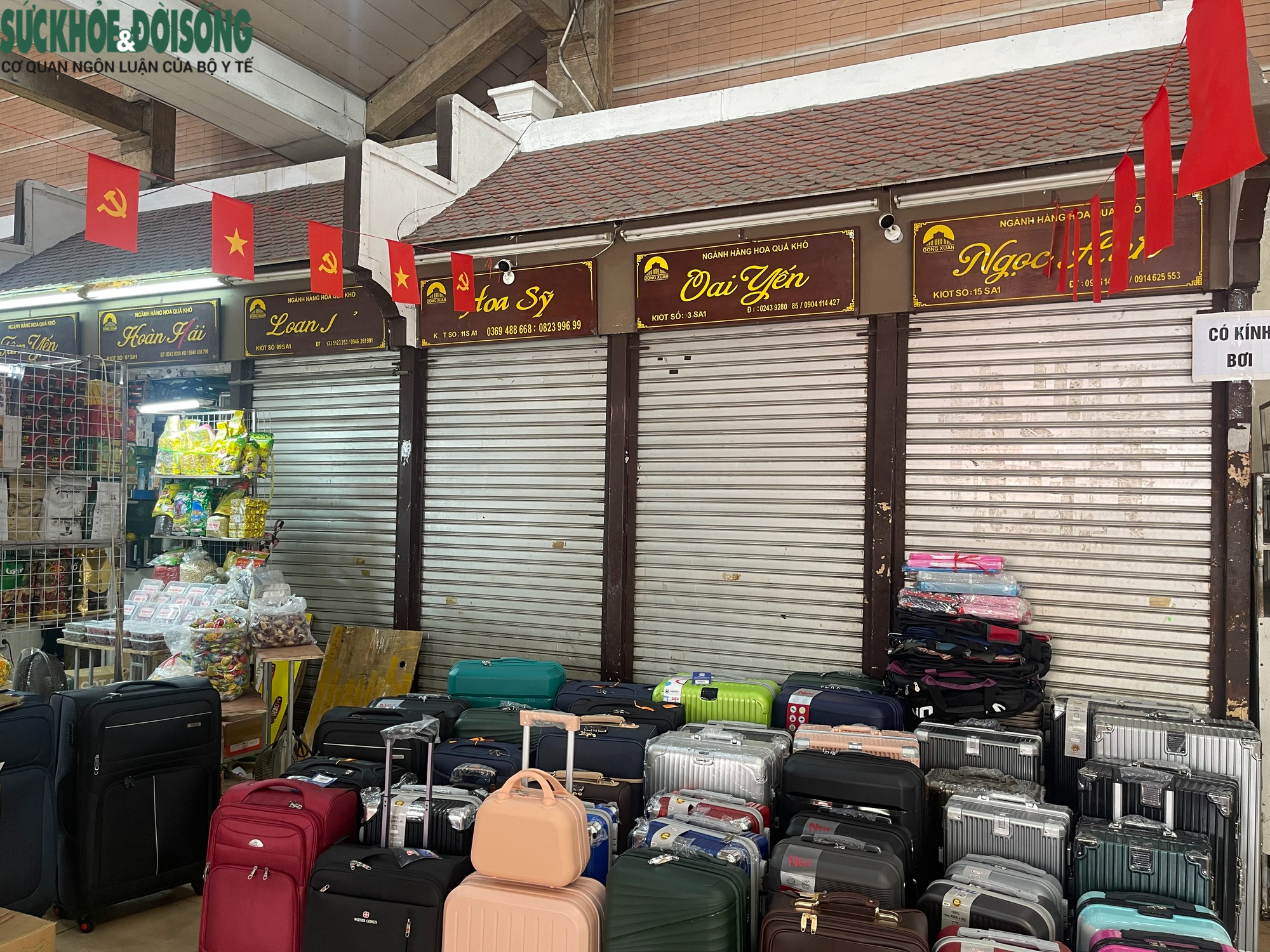 Hà Nội: Hàng loạt gian hàng tại chợ Đồng Xuân 'cửa đóng then cài'- Ảnh 2.