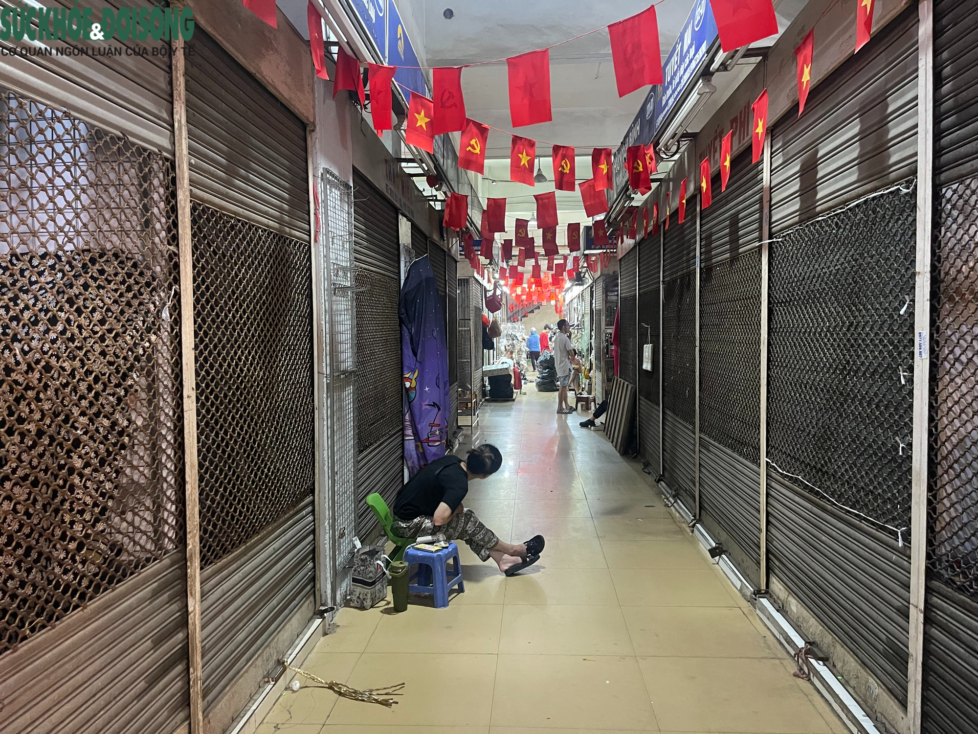 Hà Nội: Hàng loạt gian hàng tại chợ Đồng Xuân 'cửa đóng then cài'- Ảnh 8.