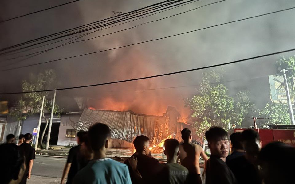 Nhà xưởng công ty ở Hải Dương bất ngờ bốc cháy dữ dội trong đêm