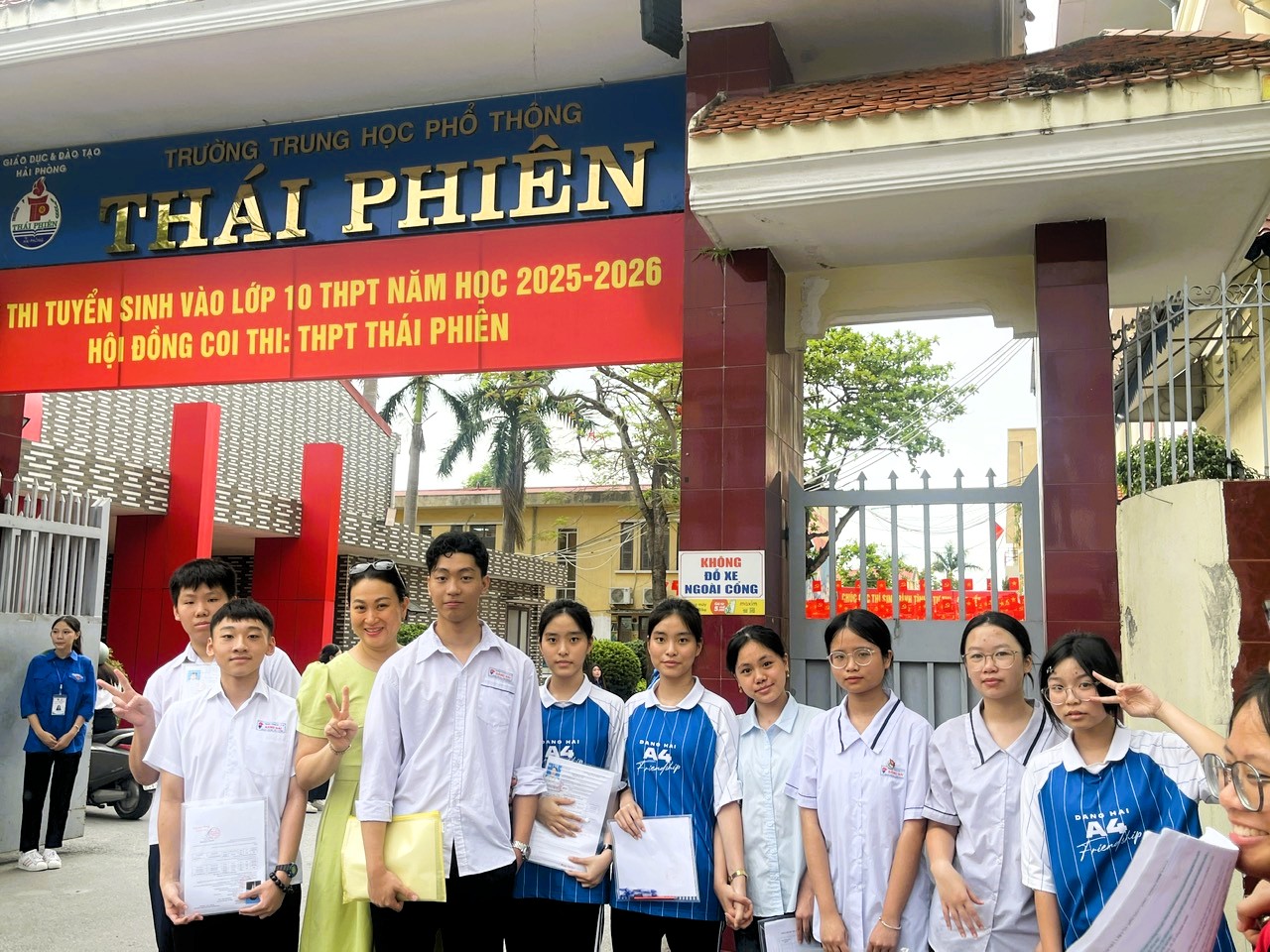 Ngày đầu thi vào lớp 10 công lập tại Hải Phòng: Nhiều thí sinh đến nhầm điểm thi- Ảnh 10. Ngày đầu thi vào lớp 10 công lập tại Hải Phòng: Nhiều thí sinh đến nhầm điểm thi- Ảnh 10.