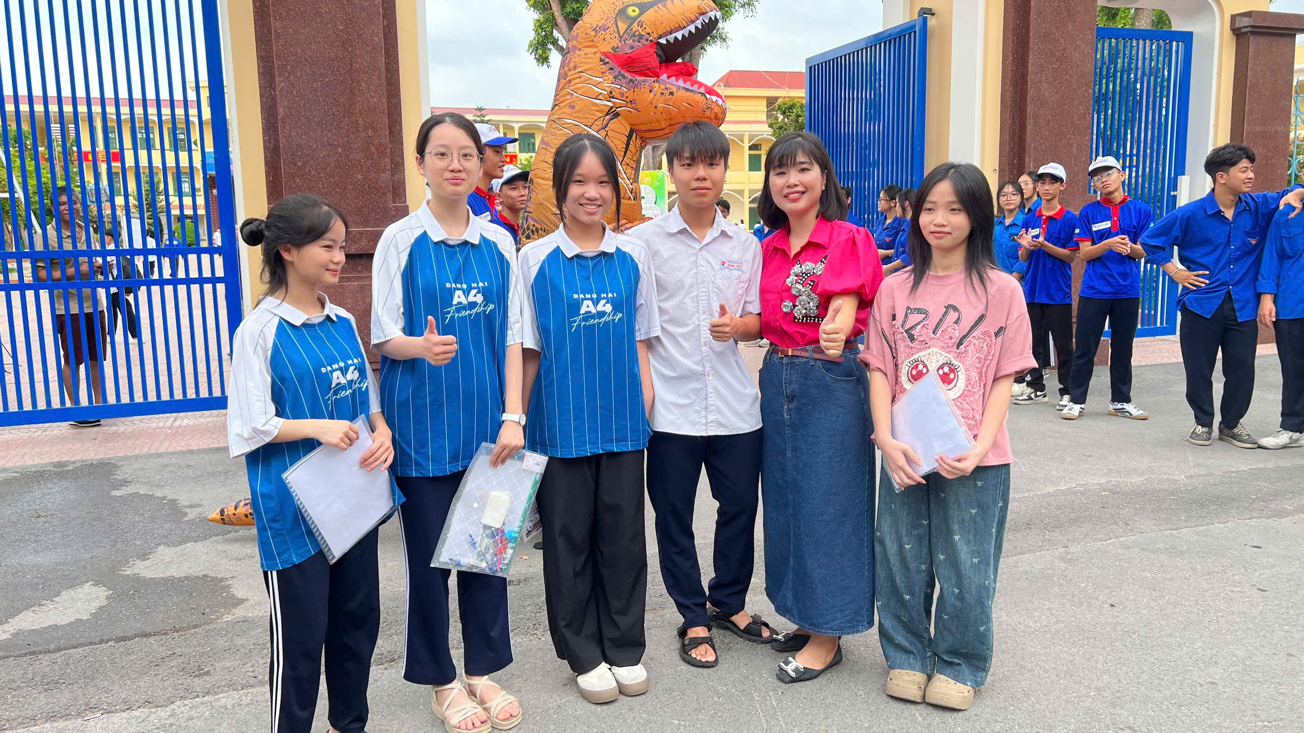 Ngày đầu thi vào lớp 10 công lập tại Hải Phòng: Nhiều thí sinh đến nhầm điểm thi- Ảnh 3. Ngày đầu thi vào lớp 10 công lập tại Hải Phòng: Nhiều thí sinh đến nhầm điểm thi- Ảnh 3.