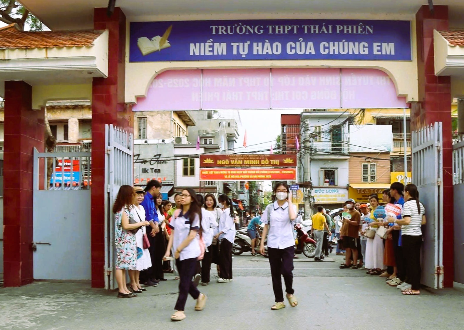 Ngày đầu thi vào lớp 10 công lập tại Hải Phòng: Nhiều thí sinh đến nhầm điểm thi- Ảnh 11. Ngày đầu thi vào lớp 10 công lập tại Hải Phòng: Nhiều thí sinh đến nhầm điểm thi- Ảnh 11.