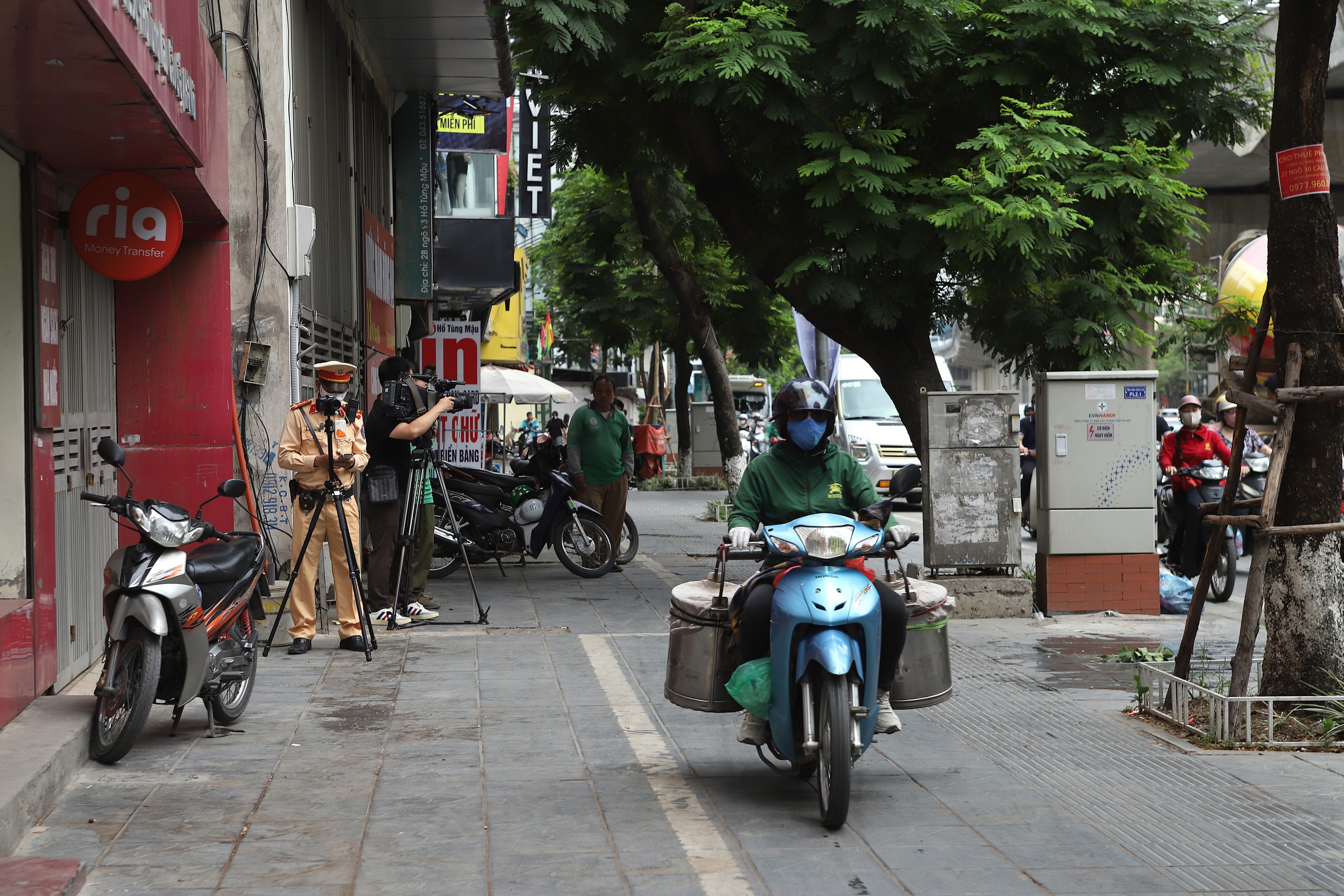 Bị phạt vì 'leo' vỉa hè, khách phải xuống giữa đường bắt cuốc xe mới- Ảnh 4.