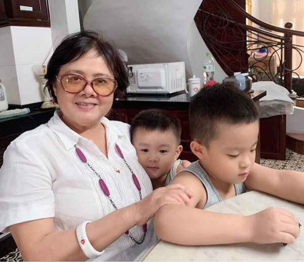 Mẹ ruột BTV Hoài Anh: Giảng viên trường đại học, tuổi hưu sống bình yên bên con cháu- Ảnh 4. Mẹ ruột BTV Hoài Anh: Giảng viên trường đại học, tuổi hưu sống bình yên bên con cháu- Ảnh 4.