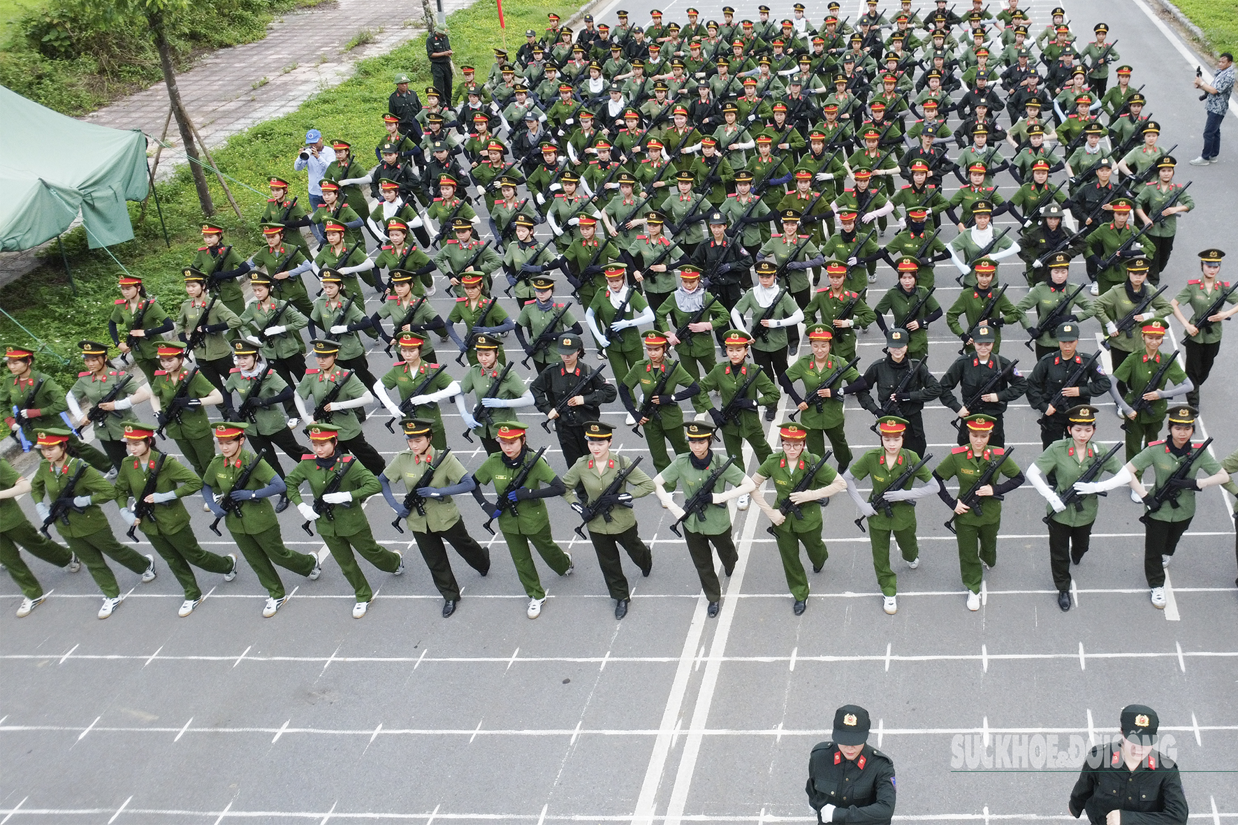 Nữ chiến sĩ Công an luyện tập dưới nắng hè, sẵn sàng cho lễ diễu binh A80- Ảnh 10. Nữ chiến sĩ Công an luyện tập dưới nắng hè, sẵn sàng cho lễ diễu binh A80- Ảnh 10.