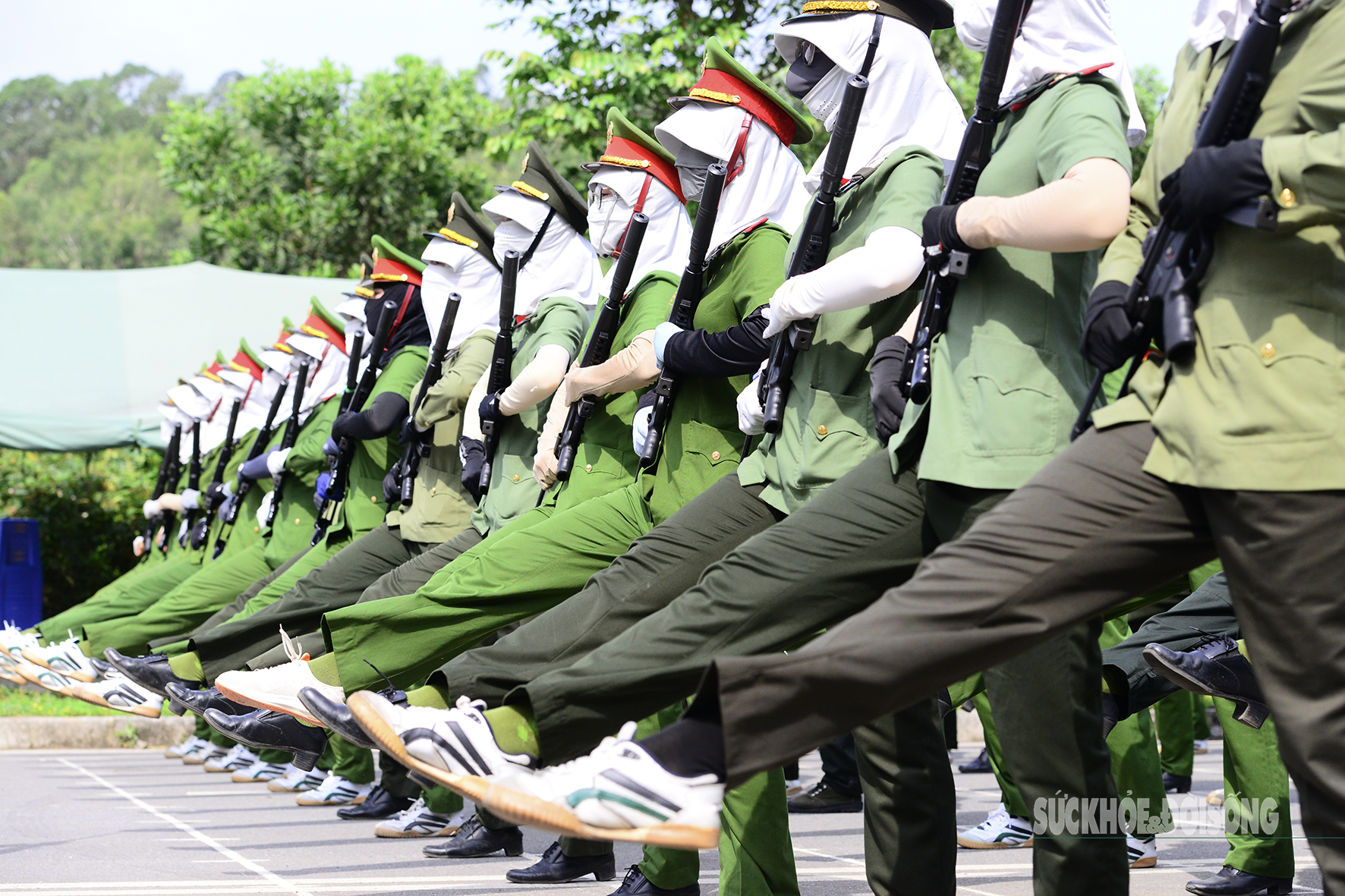 Nữ chiến sĩ Công an luyện tập dưới nắng hè, sẵn sàng cho lễ diễu binh A80- Ảnh 5. Nữ chiến sĩ Công an luyện tập dưới nắng hè, sẵn sàng cho lễ diễu binh A80- Ảnh 5.