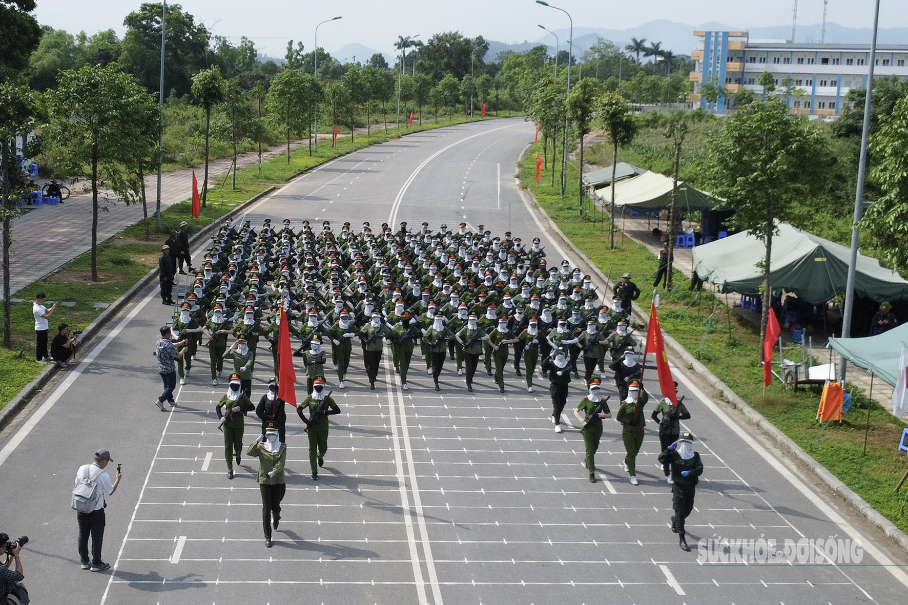 Nữ chiến sĩ Công an luyện tập dưới nắng hè, sẵn sàng cho lễ diễu binh A80- Ảnh 2. Nữ chiến sĩ Công an luyện tập dưới nắng hè, sẵn sàng cho lễ diễu binh A80- Ảnh 2.