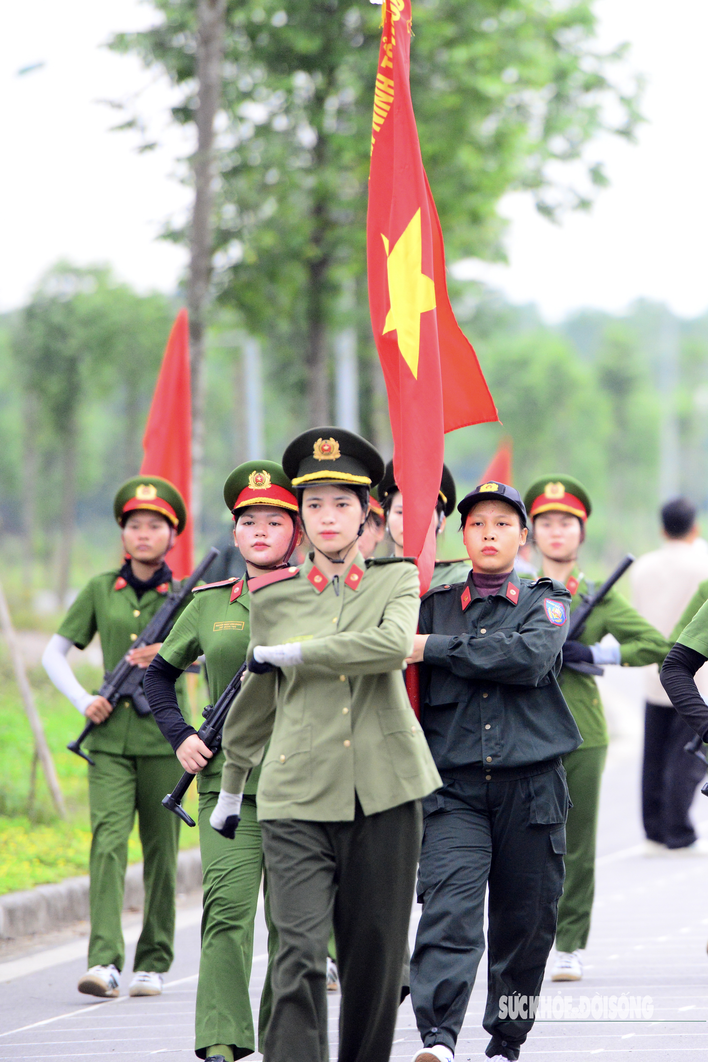 Nữ chiến sĩ Công an luyện tập dưới nắng hè, sẵn sàng cho lễ diễu binh A80- Ảnh 6. Nữ chiến sĩ Công an luyện tập dưới nắng hè, sẵn sàng cho lễ diễu binh A80- Ảnh 6.