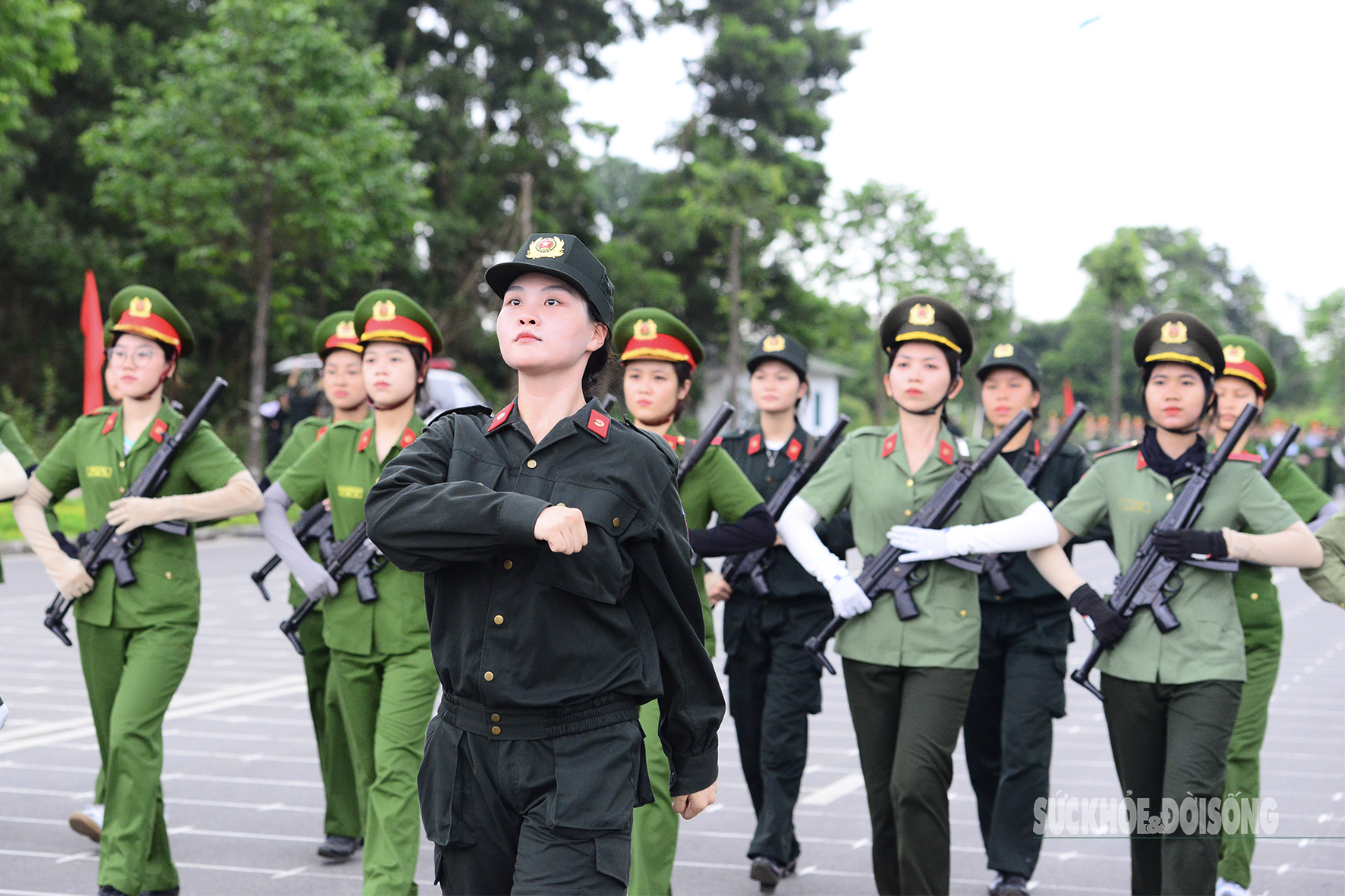 Nữ chiến sĩ Công an luyện tập dưới nắng hè, sẵn sàng cho lễ diễu binh A80- Ảnh 11. Nữ chiến sĩ Công an luyện tập dưới nắng hè, sẵn sàng cho lễ diễu binh A80- Ảnh 11.