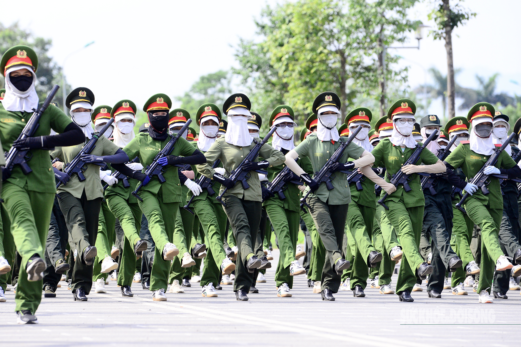 Nữ chiến sĩ Công an luyện tập dưới nắng hè, sẵn sàng cho lễ diễu binh A80- Ảnh 9. Nữ chiến sĩ Công an luyện tập dưới nắng hè, sẵn sàng cho lễ diễu binh A80- Ảnh 9.