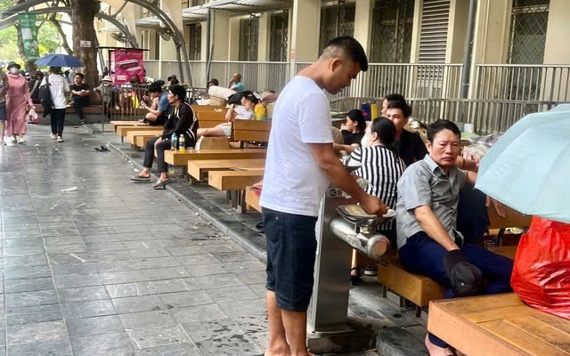 Chuyên gia lý giải vì sao dự báo Hà Nội 40 độ mà đo nhiệt độ ngoài trời lên 61 độ?- Ảnh 1. Nắng nóng, Bộ Y tế yêu cầu các bệnh viện bổ sung quạt, cung cấp nước uống miễn phí... cho người bệnh
