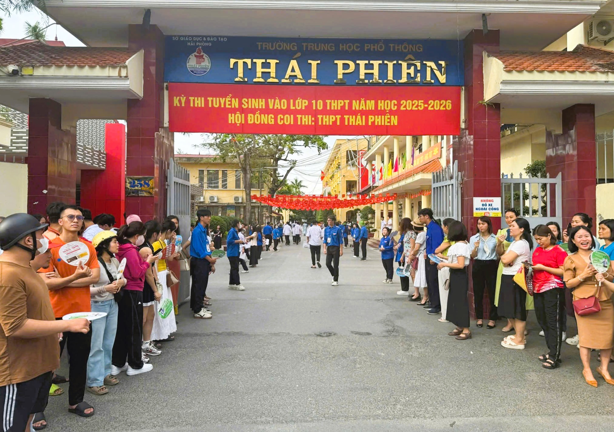 Ngày đầu thi vào lớp 10 công lập tại Hải Phòng: Nhiều thí sinh đến nhầm điểm thi- Ảnh 12. Ngày đầu thi vào lớp 10 công lập tại Hải Phòng: Nhiều thí sinh đến nhầm điểm thi- Ảnh 12.