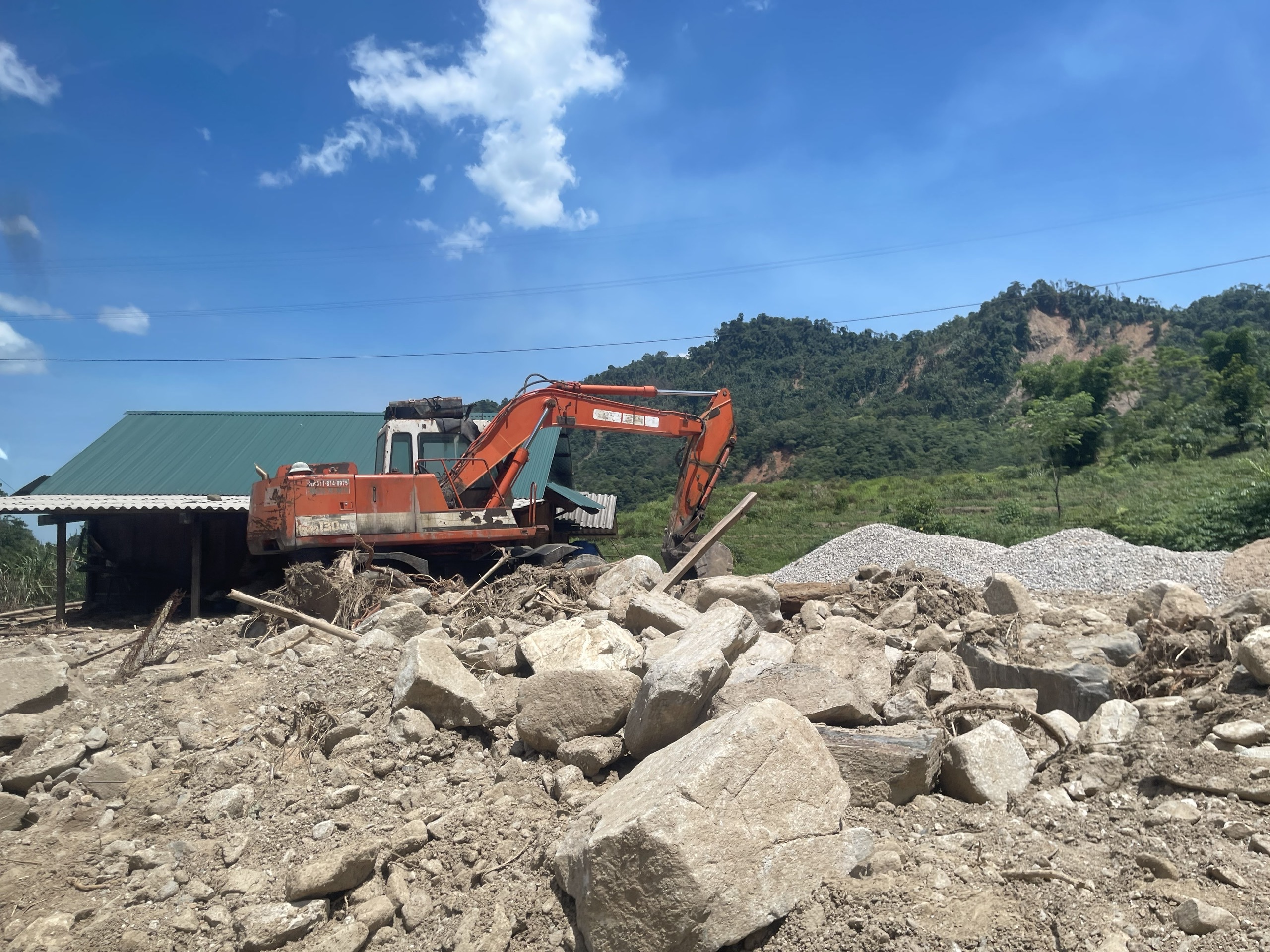 Vùng biên Nghệ An ngổn ngang sau lũ quét: Đất đá vùi lấp, nhà cửa đổ sập, cầu đường chia cắt- Ảnh 12. Vùng biên Nghệ An ngổn ngang sau lũ quét: Đất đá vùi lấp, nhà cửa đổ sập, cầu đường chia cắt- Ảnh 12.