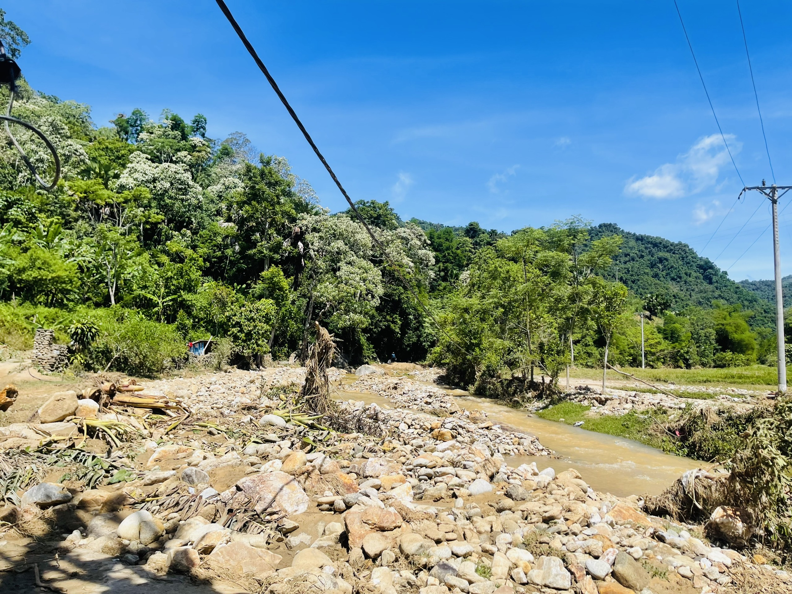 Vùng biên Nghệ An ngổn ngang sau lũ quét: Đất đá vùi lấp, nhà cửa đổ sập, cầu đường chia cắt- Ảnh 1. Vùng biên Nghệ An ngổn ngang sau lũ quét: Đất đá vùi lấp, nhà cửa đổ sập, cầu đường chia cắt- Ảnh 1.