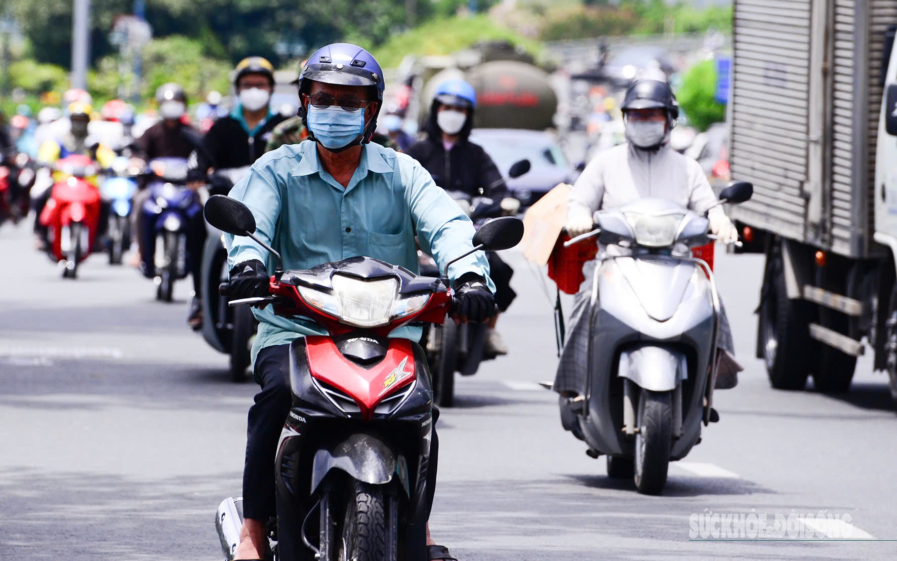 Trời lạnh giữa hè, nắng thiêu đốt ngay sau mưa...thời tiết ngày càng cực đoan khó lường