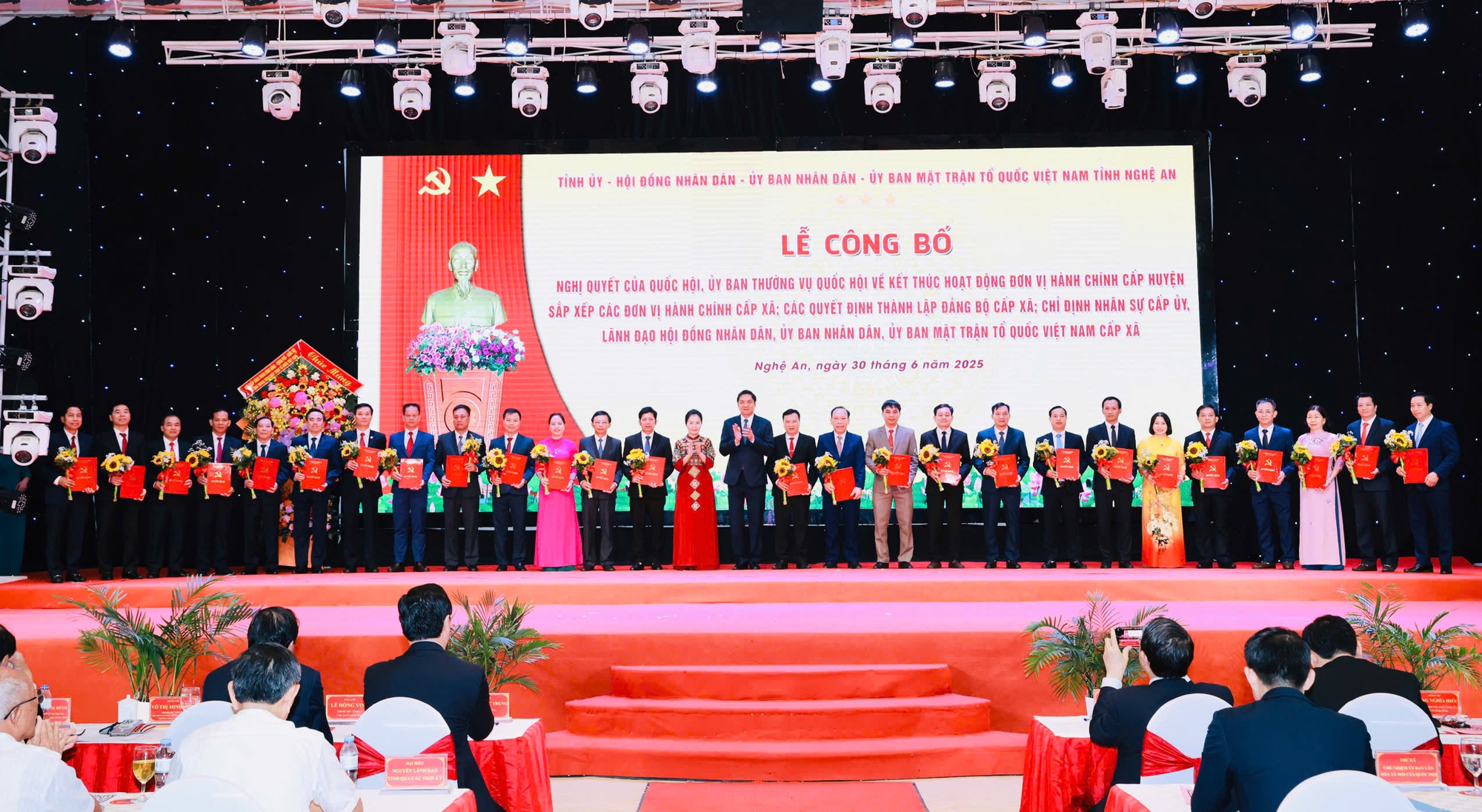 130 đơn vị hành chính cấp xã và đội ngũ lãnh đạo chủ chốt tại Nghệ An sau sắp xếp- Ảnh 4. 130 đơn vị hành chính cấp xã và đội ngũ lãnh đạo chủ chốt tại Nghệ An sau sắp xếp- Ảnh 4.
