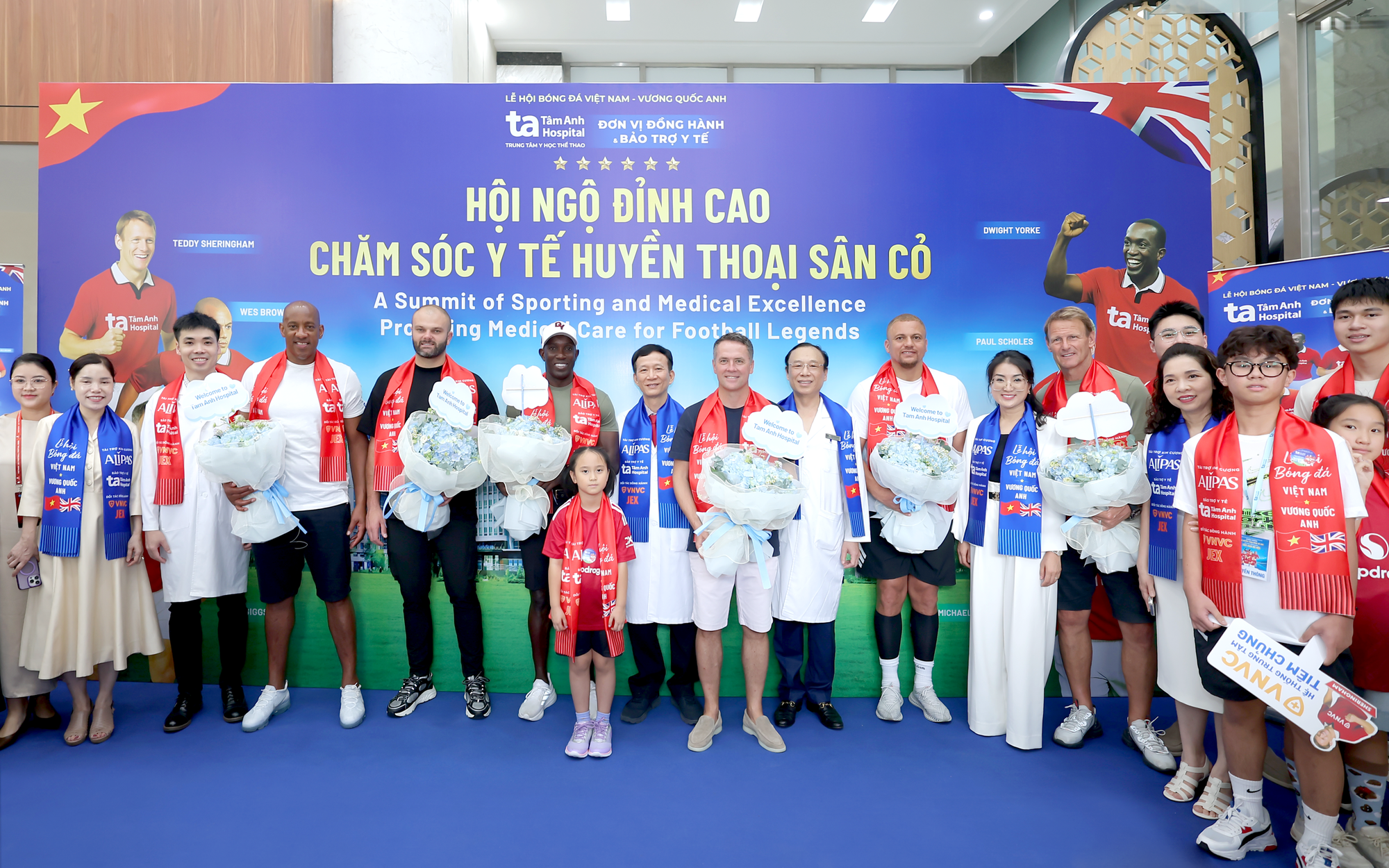 BVĐK Tâm Anh chăm sóc sức khỏe chuyên sâu cho dàn huyền thoại Manchester Reds 1 bay tu da nang dan danh thu huyen thoai cua man do da co mat tai bvdk tam anh ha noi vao chieu 296 1751255849864457978342 131 0 1731 2560 crop 17512559368171185029336