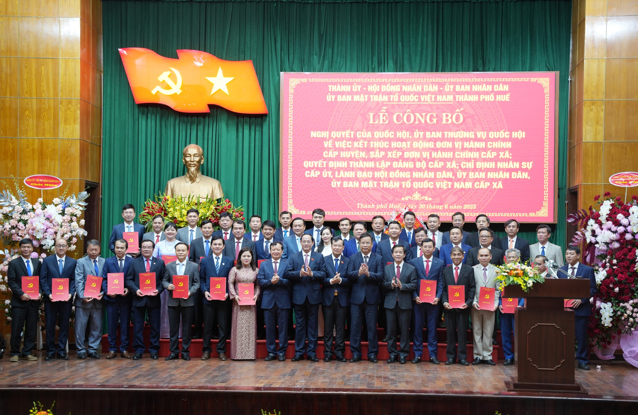 Huế công bố Bí thư, Chủ tịch 40 xã, phường mới sau sắp xếp- Ảnh 1. Huế công bố Bí thư, Chủ tịch 40 xã, phường mới sau sắp xếp- Ảnh 1.