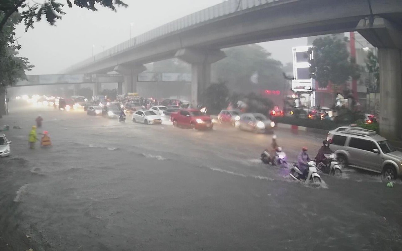Hà Nội mưa dông mạnh, nhiều tuyến phố ngập úng chiều nay