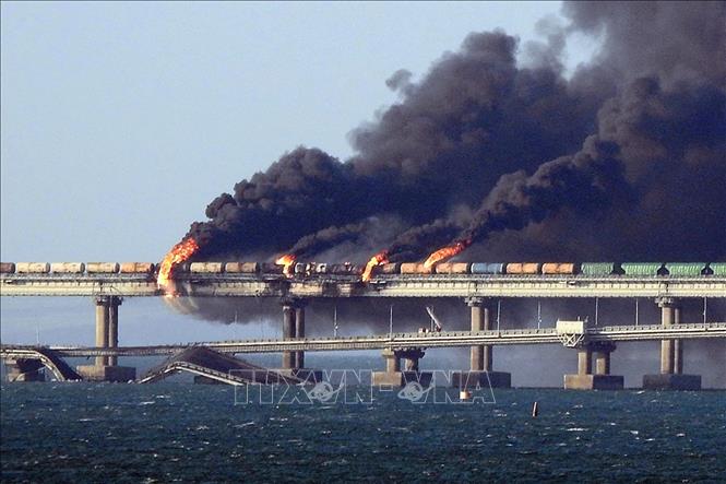 Ukraine gài hơn 1 tấn thuốc nổ phá hoại Cầu Crimea sau cuộc tấn công loạt căn cứ Nga- Ảnh 1. Ukraine gài hơn 1 tấn thuốc nổ phá hoại Cầu Crimea sau cuộc tấn công loạt căn cứ Nga- Ảnh 1.