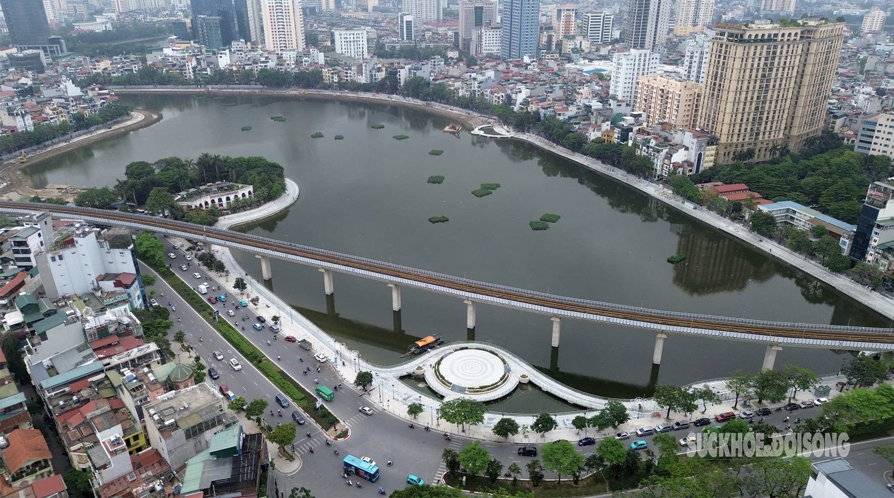 Hồ Hoàng Cầu ‘lột xác’, người dân phấn khởi tập thể dục giữa không gian mới- Ảnh 2. Hồ Hoàng Cầu ‘lột xác’, người dân phấn khởi tập thể dục giữa không gian mới- Ảnh 2.