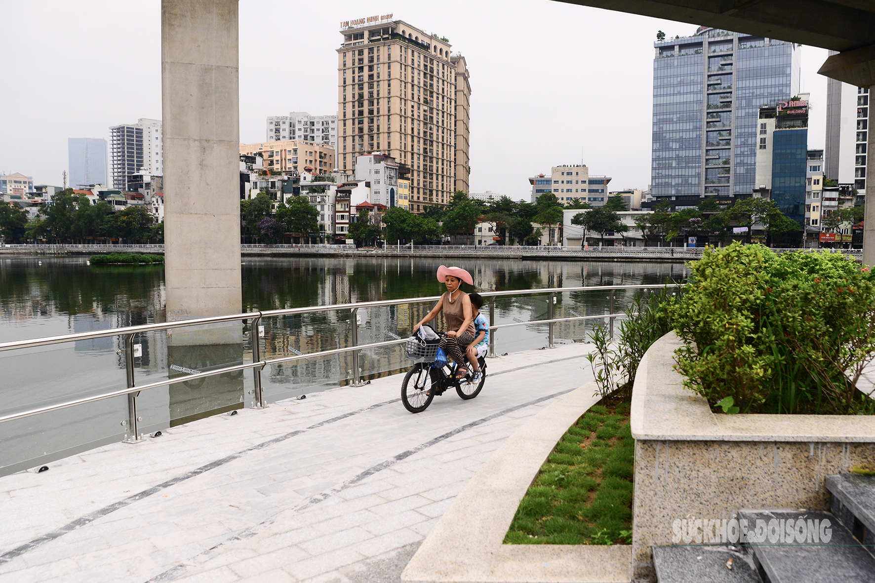 Hồ Hoàng Cầu ‘lột xác’, người dân phấn khởi tập thể dục giữa không gian mới- Ảnh 6. Hồ Hoàng Cầu ‘lột xác’, người dân phấn khởi tập thể dục giữa không gian mới- Ảnh 6.