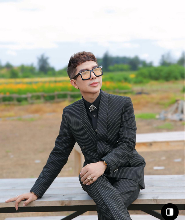 Danh ca bolero quê Thừa Thiên Huế được NSND Thu Hiền đặt tên 'ca sĩ của mọi miền quê' giờ ra sao?- Ảnh 1. Danh ca bolero quê Thừa Thiên Huế được NSND Thu Hiền đặt tên 'ca sĩ của mọi miền quê' giờ ra sao?- Ảnh 1.