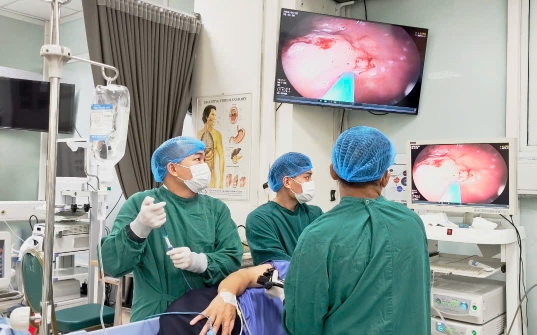 Cắt trọn tổn thương từ lớp niêm mạc chữa sớm ung thư dạ dày