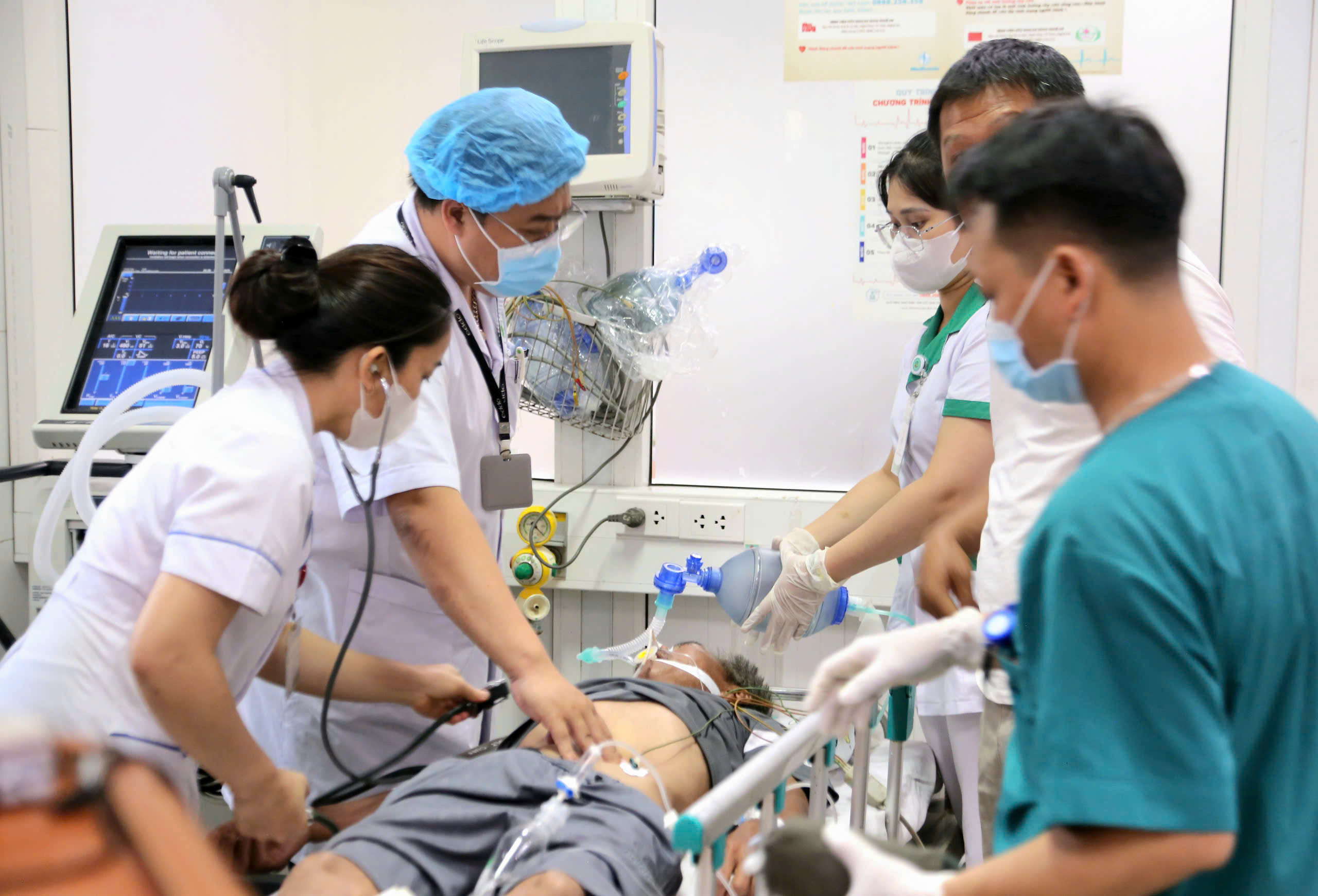 Các nhân viên y tế của khoa Cấp cứu luôn trong tâm thế 'chạy' - chạy đua với thời gian, chạy đua với tử thần, chạy vận chuyển cấp cứu người bệnh kịp thời nhất có thể. Các nhân viên y tế của khoa Cấp cứu luôn trong tâm thế 'chạy' - chạy đua với thời gian, chạy đua với tử thần, chạy vận chuyển cấp cứu người bệnh kịp thời nhất có thể.