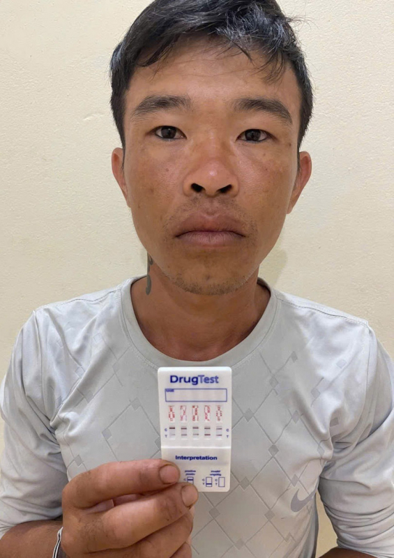 Bị phát hiện trộm xe máy, gã đàn ông bất ngờ dùng dao đâm bị thương 2 cán bộ công an
- Ảnh 1. Bị phát hiện trộm xe máy, gã đàn ông bất ngờ dùng dao đâm bị thương 2 cán bộ công an
- Ảnh 1.
