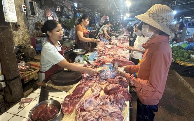 Người tiêu dùng thận trọng nhưng không quay lưng với thịt lợn