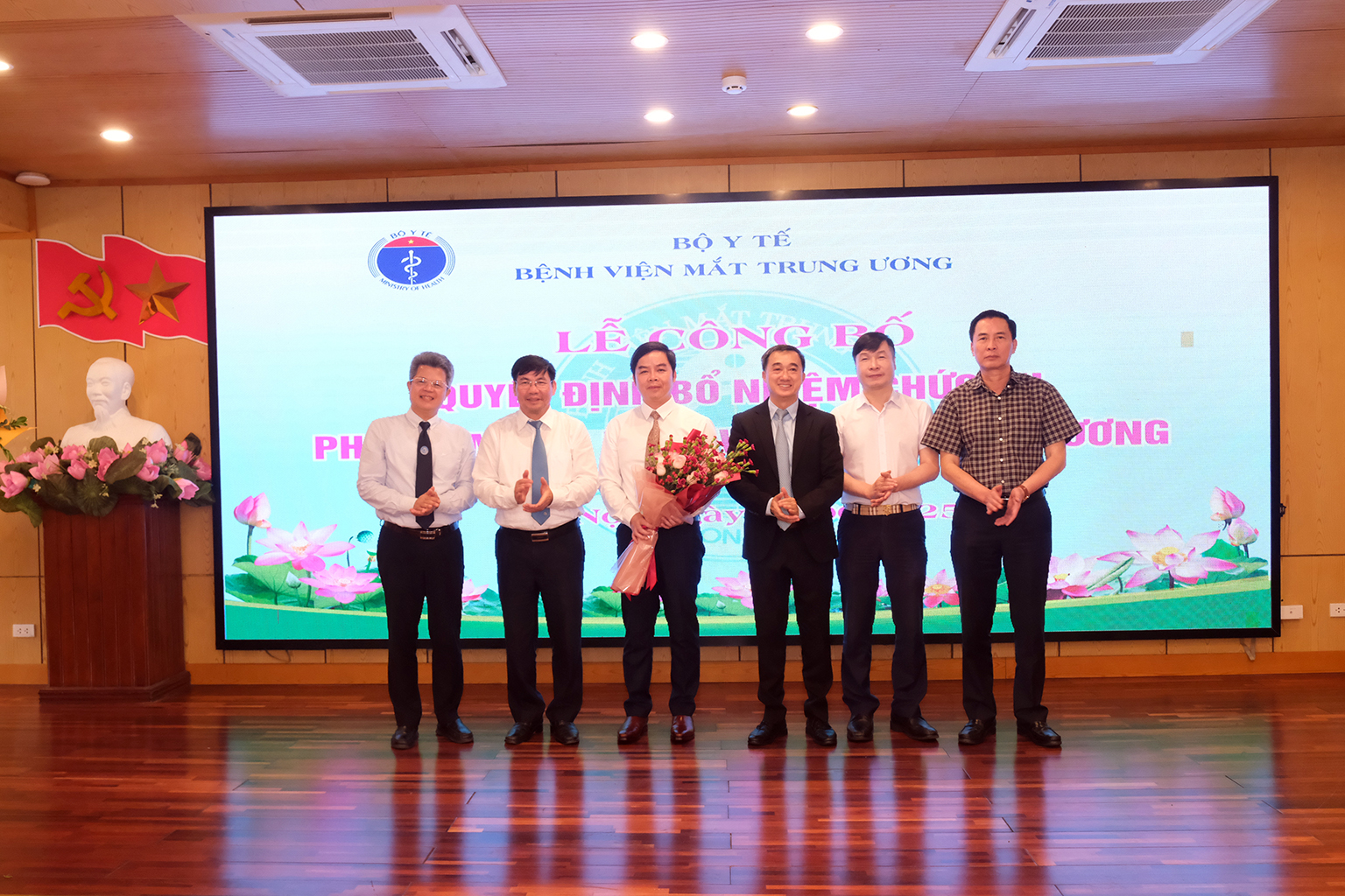 Bộ Y tế trao quyết định bổ nhiệm Phó Giám đốc chuyên môn Bệnh viện Mắt Trung ương- Ảnh 3. Bộ Y tế trao quyết định bổ nhiệm Phó Giám đốc chuyên môn Bệnh viện Mắt Trung ương- Ảnh 3.