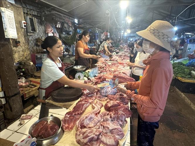 Người tiêu dùng thận trọng nhưng không quay lưng với thịt lợn- Ảnh 1. Người tiêu dùng thận trọng nhưng không quay lưng với thịt lợn- Ảnh 1.
